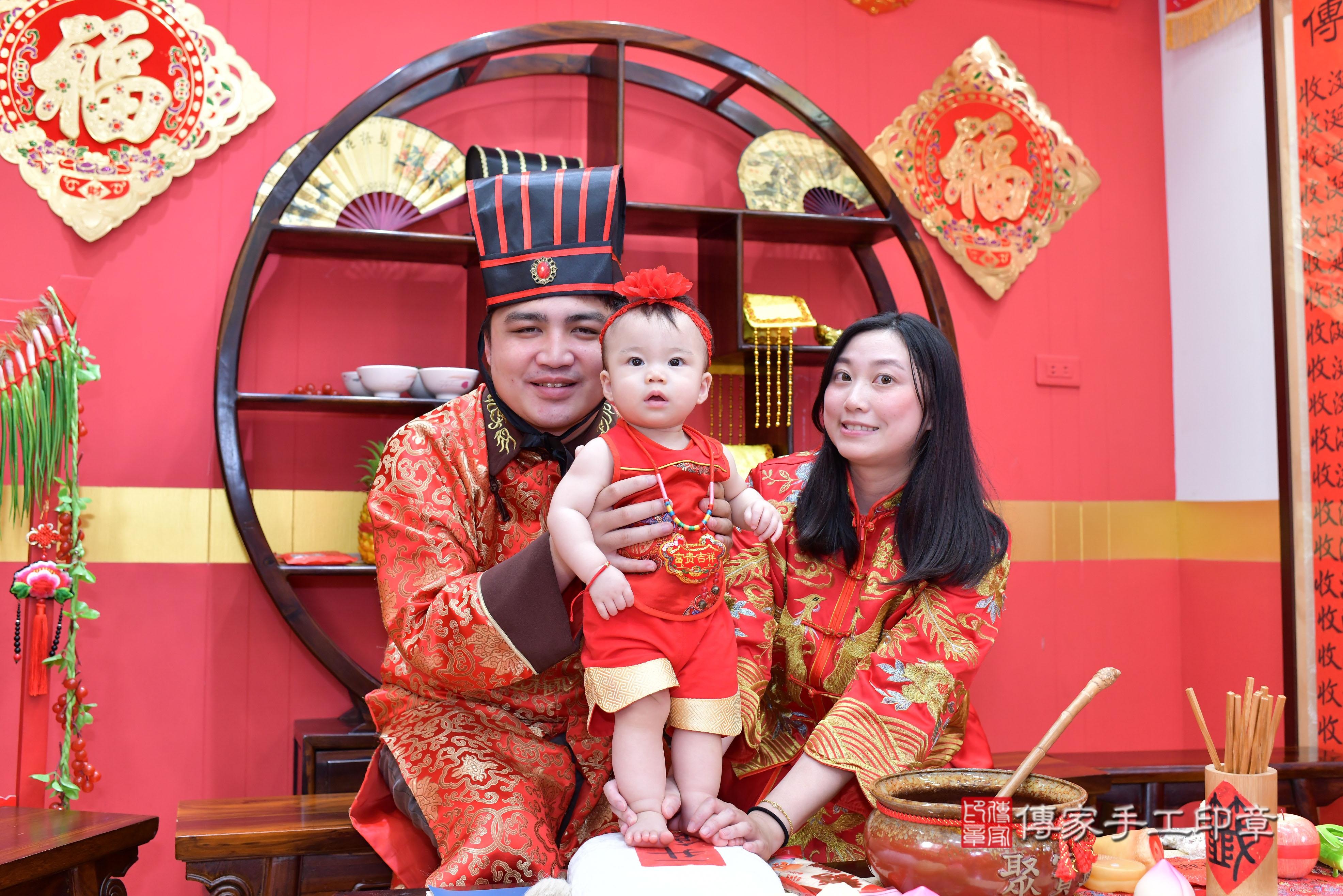 傳家手工印章桃園店、抓周、度脺、美式風會場、傳家嬰兒古禮、吉祥話、抓周道具物品24種、拍照。抓周證書。寶寶抓周、滿周歲、生日快樂、祝福