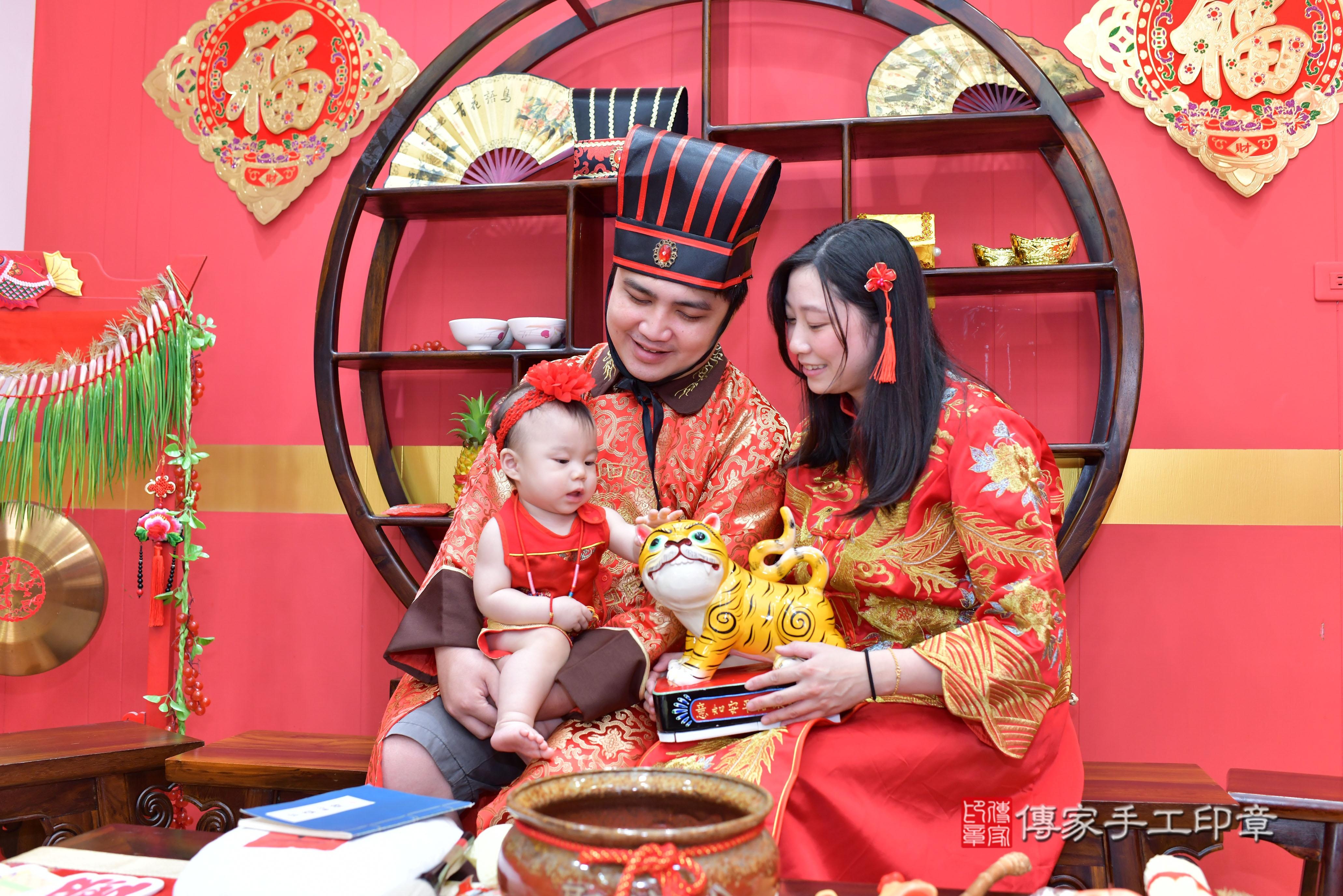 傳家手工印章桃園店、抓周、度脺、美式風會場、傳家嬰兒古禮、吉祥話、抓周道具物品24種、拍照。抓周證書。寶寶抓周、滿周歲、生日快樂、祝福