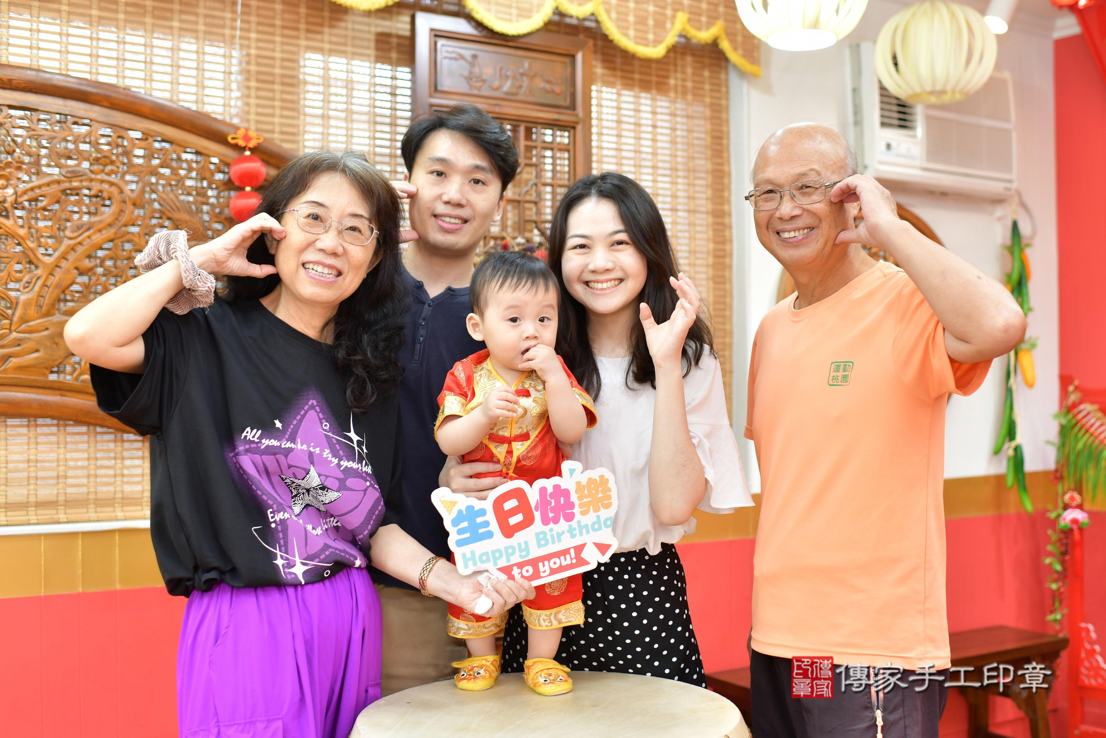 傳家手工印章桃園店、抓周、度脺、美式風會場、傳家嬰兒古禮、吉祥話、抓周道具物品24種、拍照。抓周證書。寶寶抓周、滿周歲、生日快樂、祝福