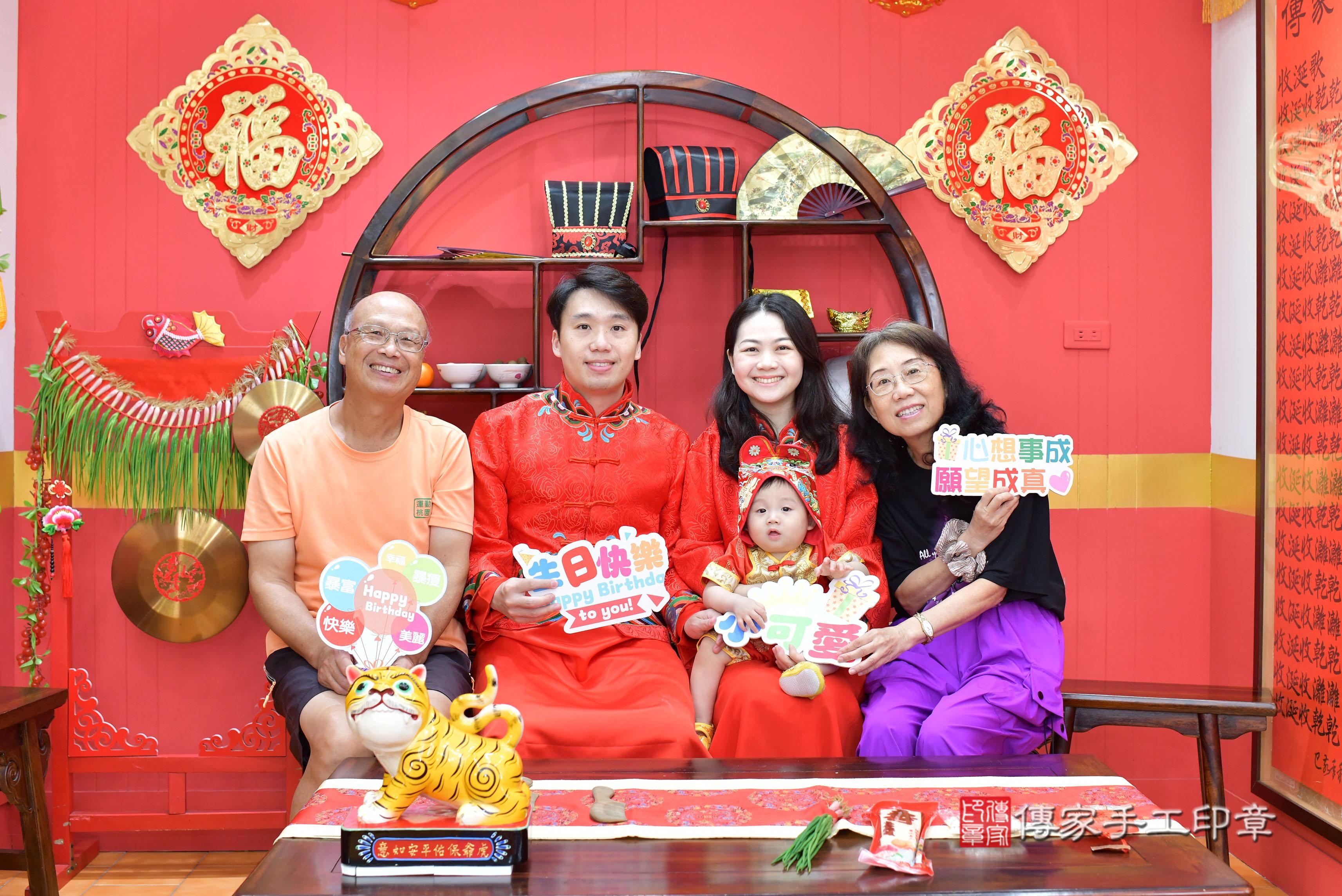 傳家手工印章桃園店、抓周、度脺、美式風會場、傳家嬰兒古禮、吉祥話、抓周道具物品24種、拍照。抓周證書。寶寶抓周、滿周歲、生日快樂、祝福