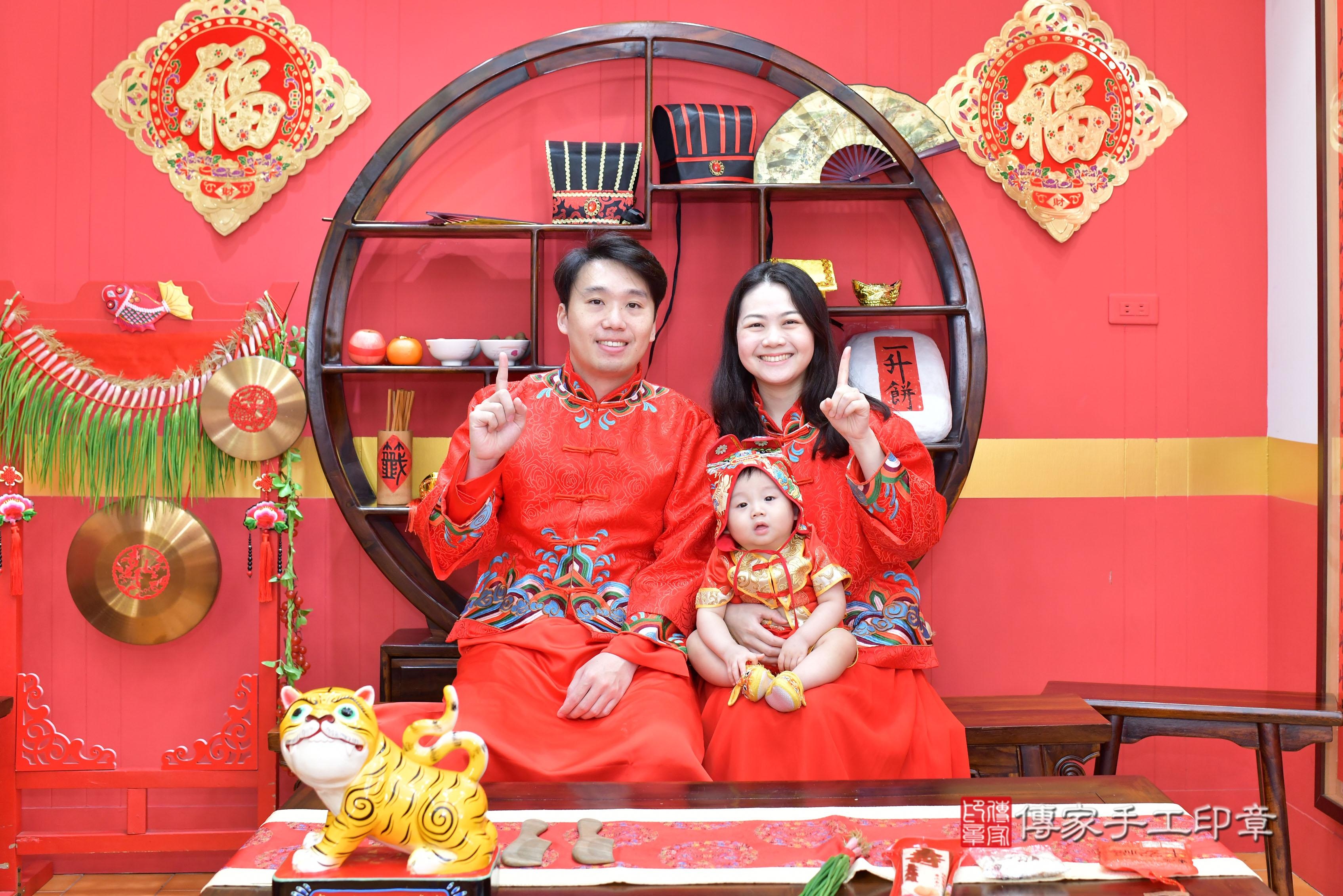 傳家手工印章桃園店、抓周、度脺、美式風會場、傳家嬰兒古禮、吉祥話、抓周道具物品24種、拍照。抓周證書。寶寶抓周、滿周歲、生日快樂、祝福