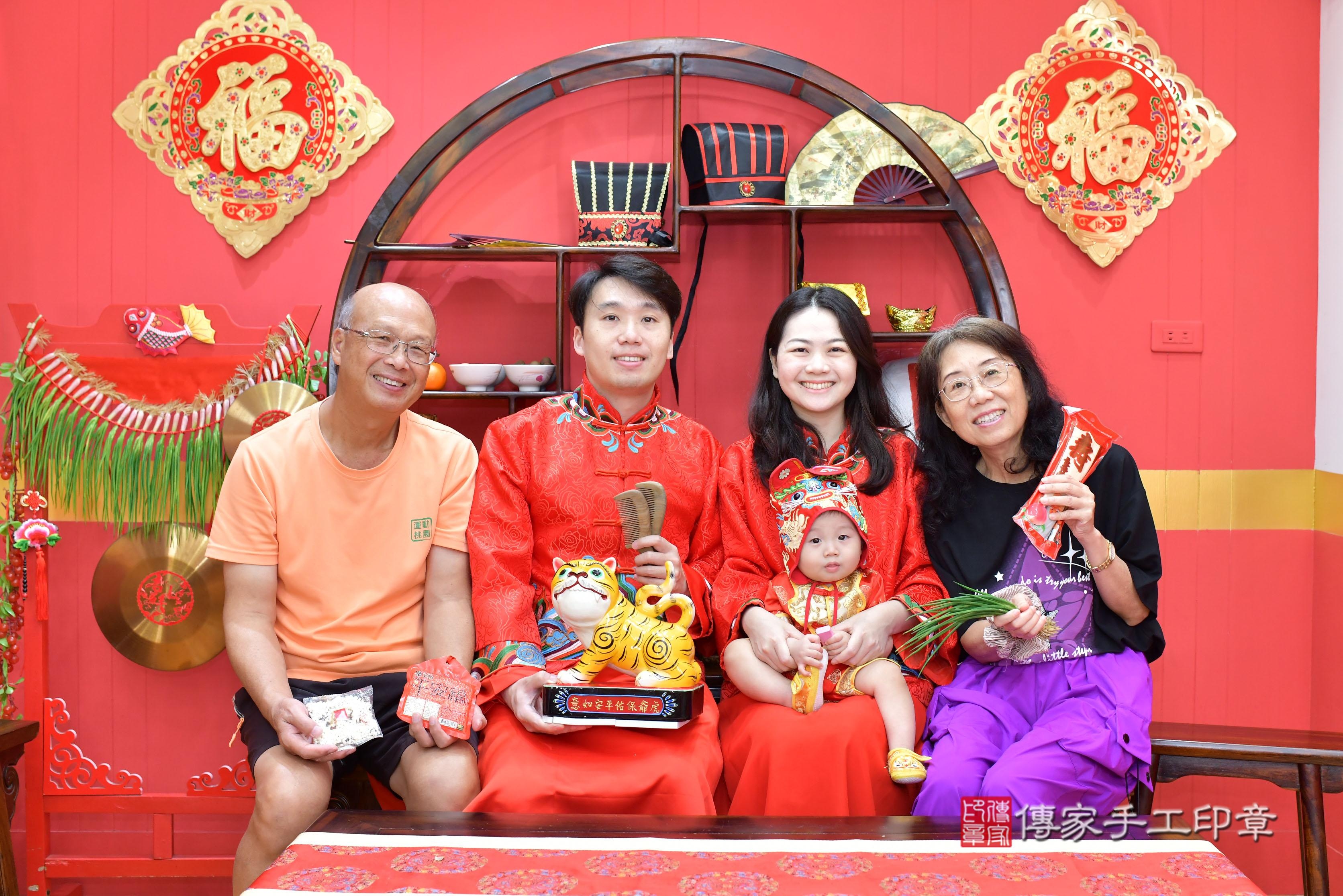 傳家手工印章桃園店、抓周、度脺、美式風會場、傳家嬰兒古禮、吉祥話、抓周道具物品24種、拍照。抓周證書。寶寶抓周、滿周歲、生日快樂、祝福