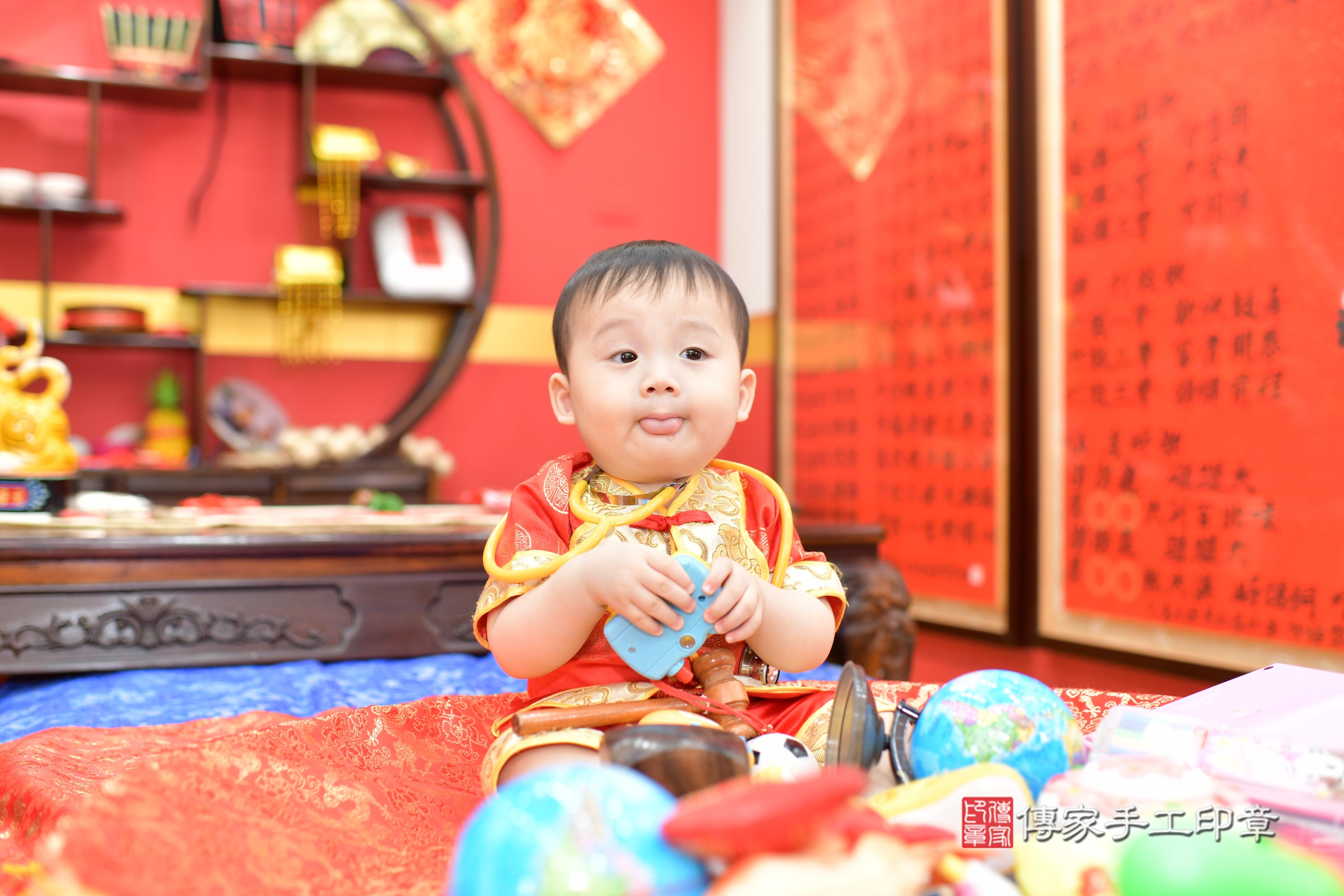 傳家手工印章桃園店、抓周、度脺、美式風會場、傳家嬰兒古禮、吉祥話、抓周道具物品24種、拍照。抓周證書。寶寶抓周、滿周歲、生日快樂、祝福