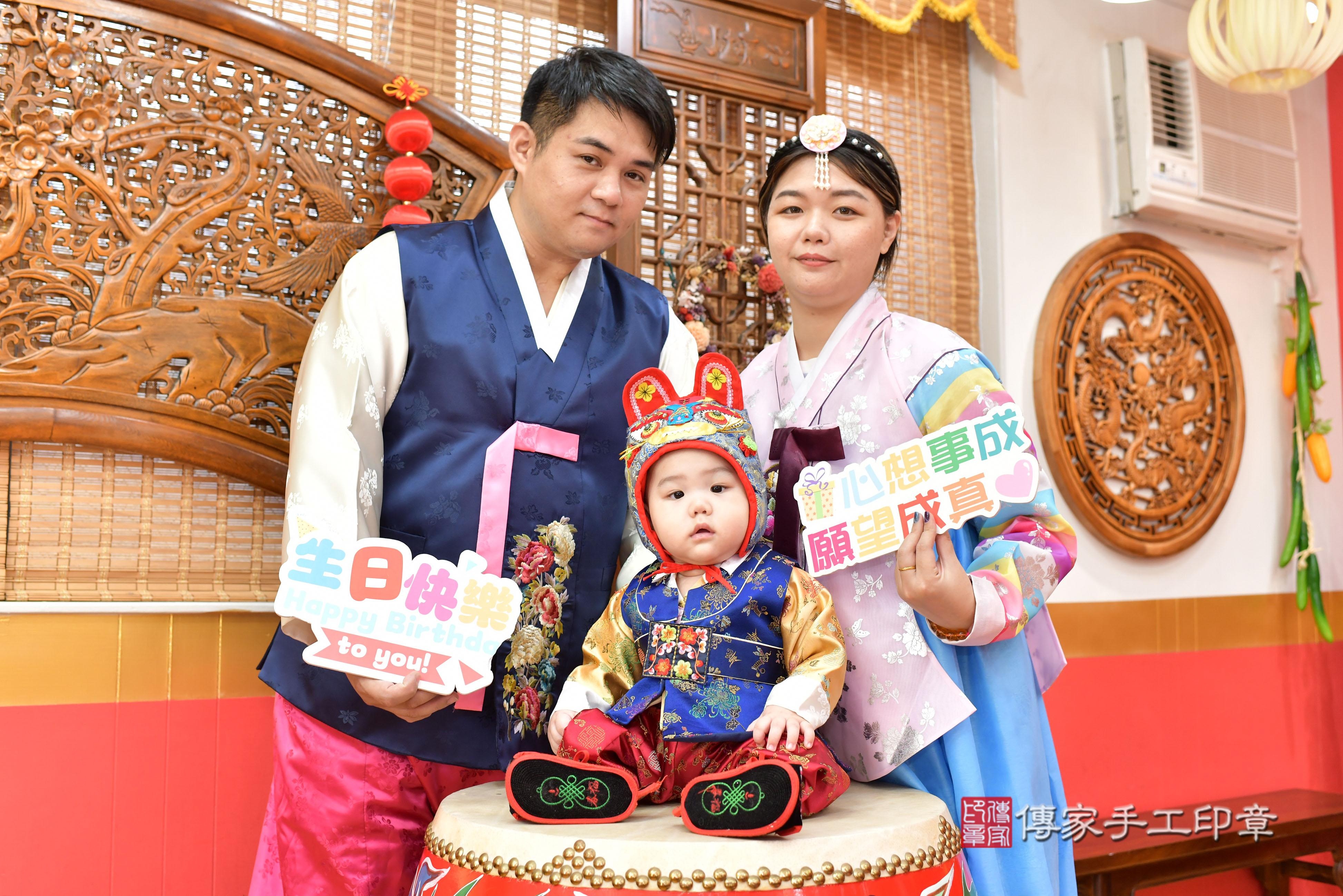 傳家手工印章桃園店、抓周、度脺、美式風會場、傳家嬰兒古禮、吉祥話、抓周道具物品24種、拍照。抓周證書。寶寶抓周、滿周歲、生日快樂、祝福