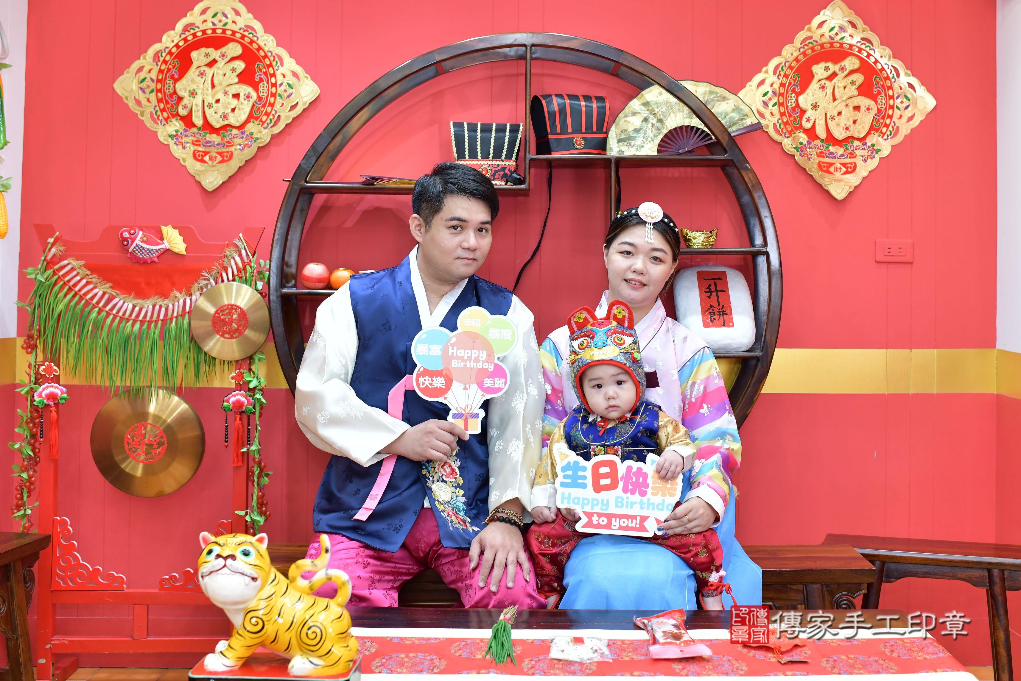 傳家手工印章桃園店、抓周、度脺、美式風會場、傳家嬰兒古禮、吉祥話、抓周道具物品24種、拍照。抓周證書。寶寶抓周、滿周歲、生日快樂、祝福