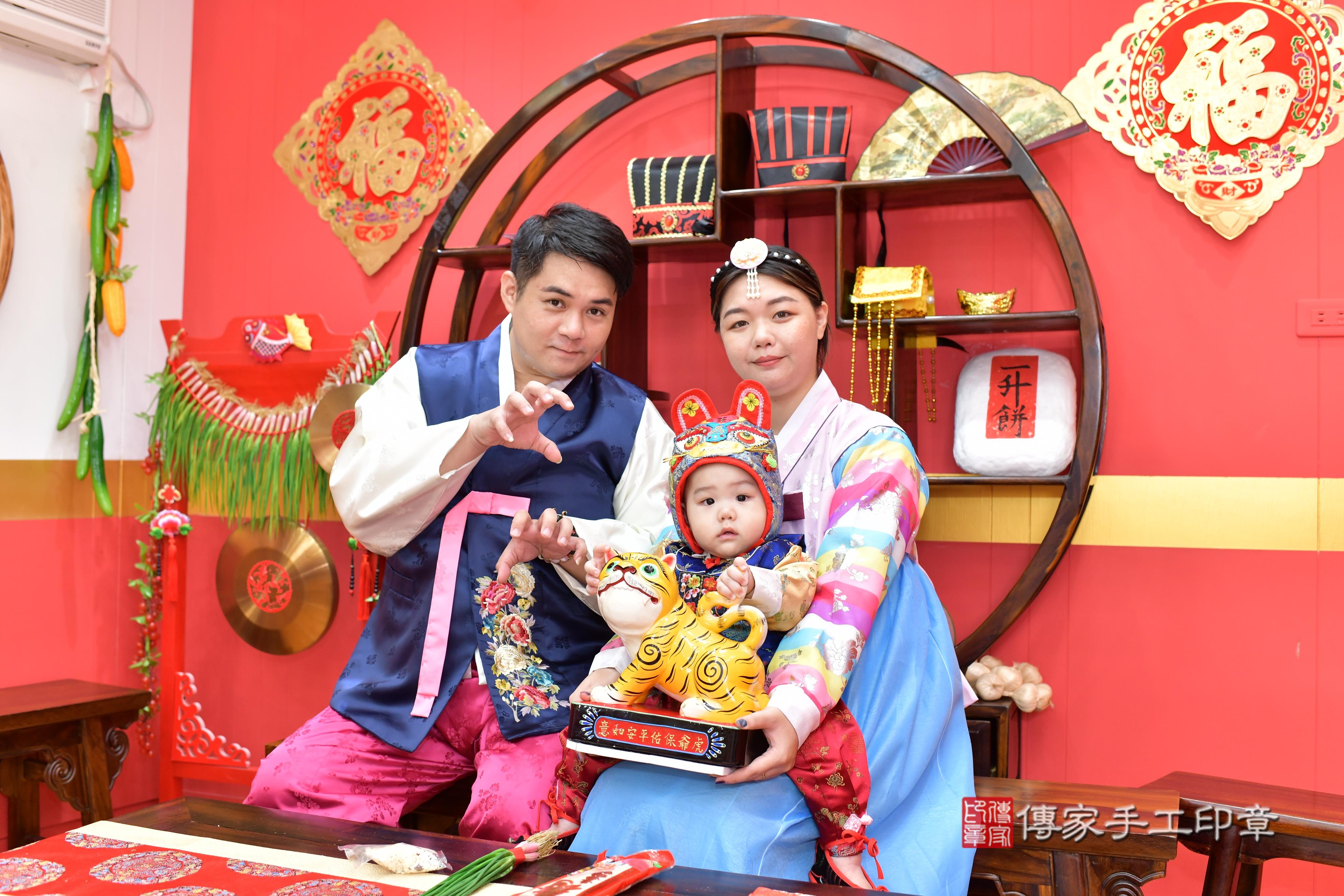 傳家手工印章桃園店、抓周、度脺、美式風會場、傳家嬰兒古禮、吉祥話、抓周道具物品24種、拍照。抓周證書。寶寶抓周、滿周歲、生日快樂、祝福
