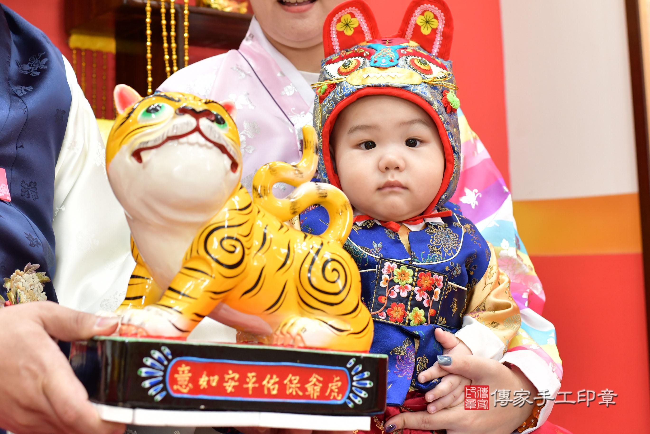 傳家手工印章桃園店、抓周、度脺、美式風會場、傳家嬰兒古禮、吉祥話、抓周道具物品24種、拍照。抓周證書。寶寶抓周、滿周歲、生日快樂、祝福