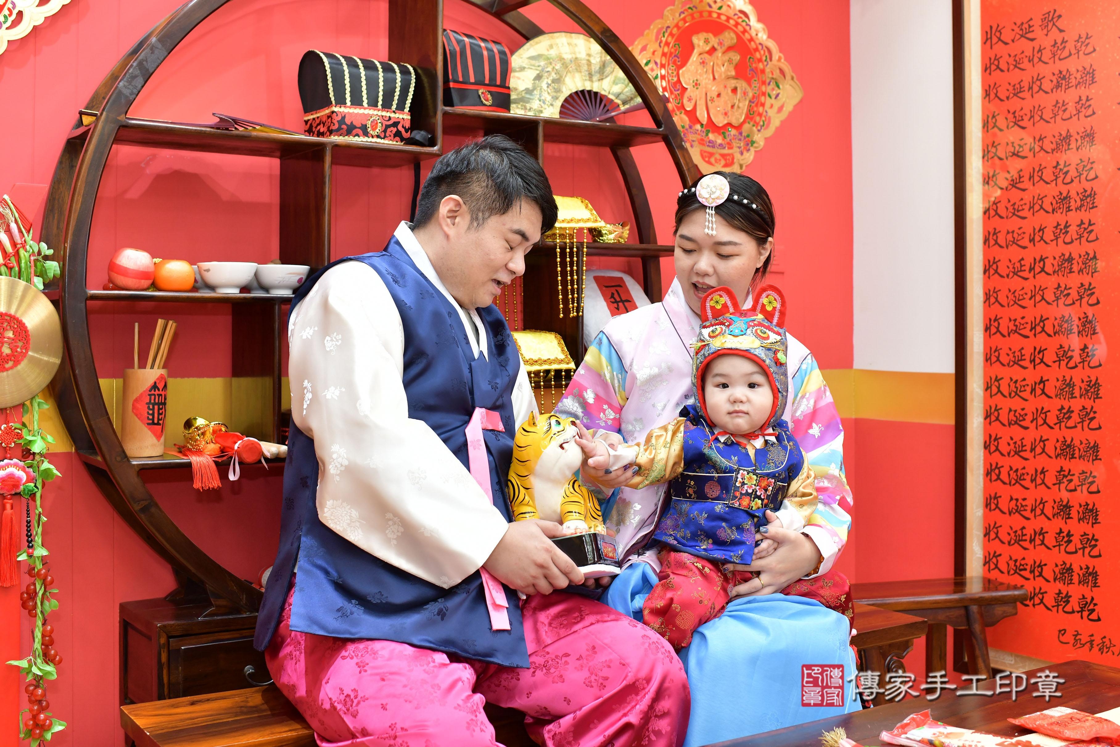 傳家手工印章桃園店、抓周、度脺、美式風會場、傳家嬰兒古禮、吉祥話、抓周道具物品24種、拍照。抓周證書。寶寶抓周、滿周歲、生日快樂、祝福