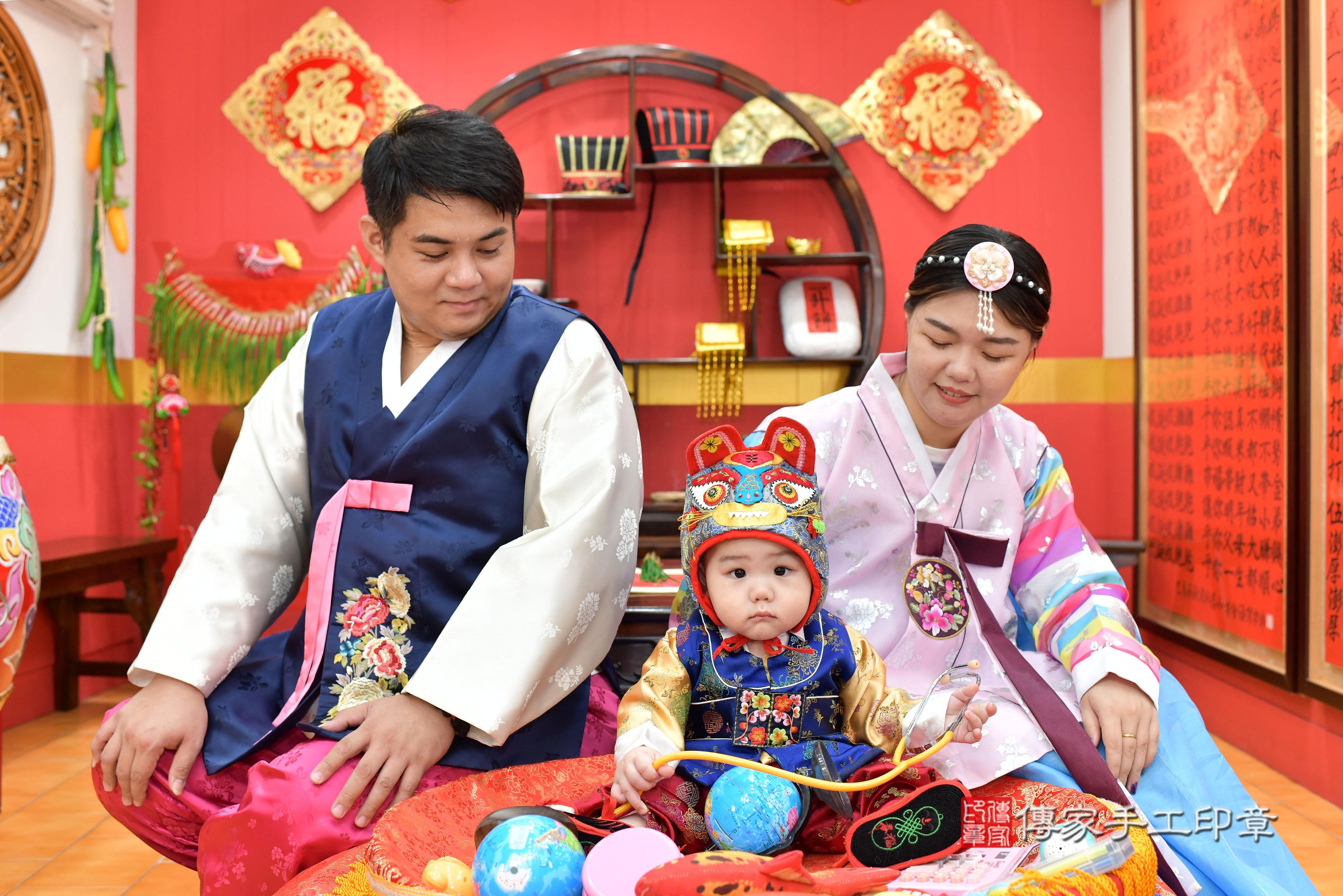 傳家手工印章桃園店、抓周、度脺、美式風會場、傳家嬰兒古禮、吉祥話、抓周道具物品24種、拍照。抓周證書。寶寶抓周、滿周歲、生日快樂、祝福