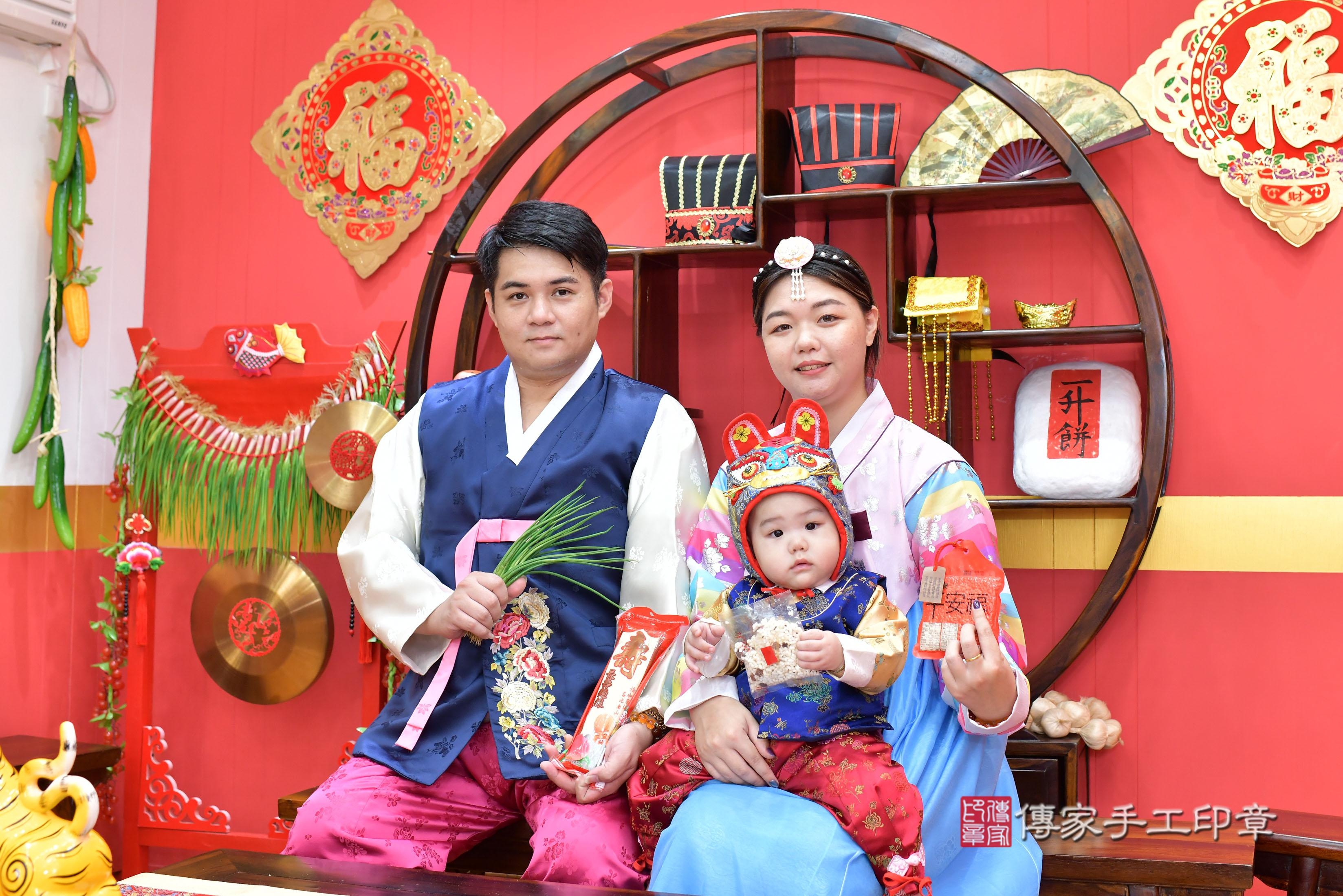 傳家手工印章桃園店、抓周、度脺、美式風會場、傳家嬰兒古禮、吉祥話、抓周道具物品24種、拍照。抓周證書。寶寶抓周、滿周歲、生日快樂、祝福