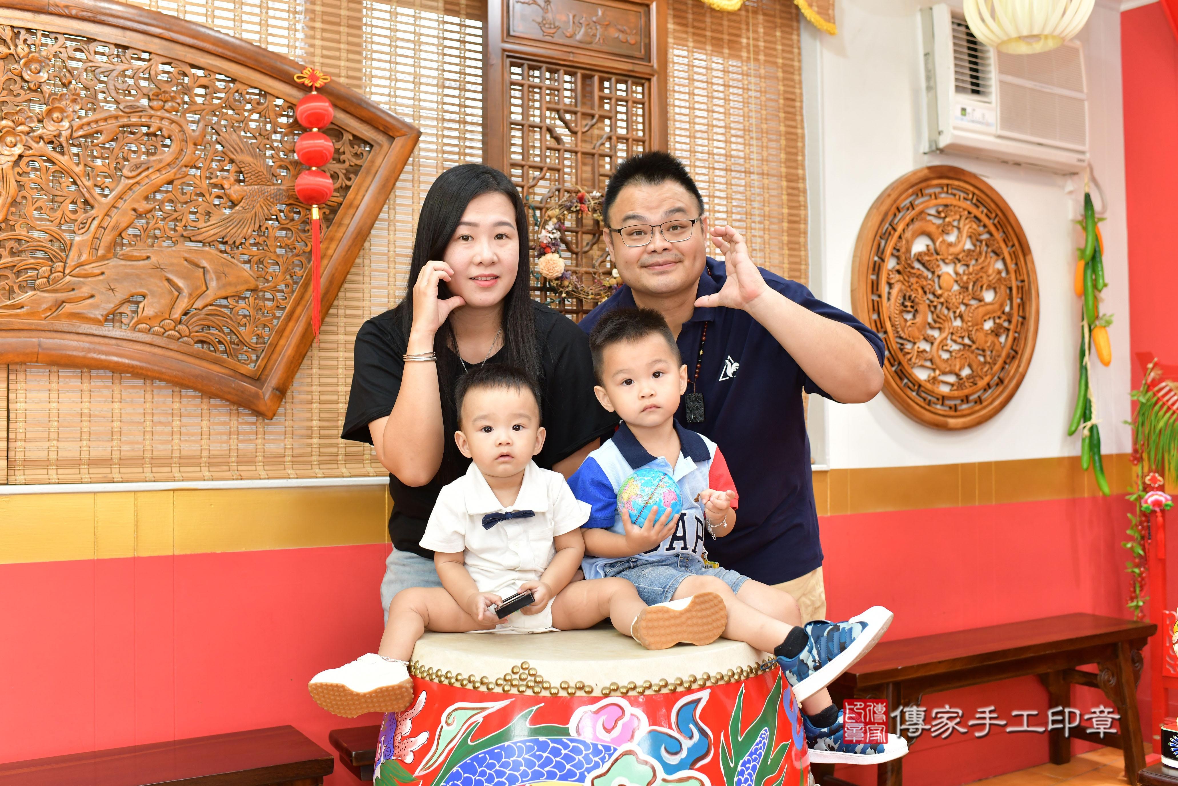 傳家手工印章桃園店、抓周、度脺、美式風會場、傳家嬰兒古禮、吉祥話、抓周道具物品24種、拍照。抓周證書。寶寶抓周、滿周歲、生日快樂、祝福