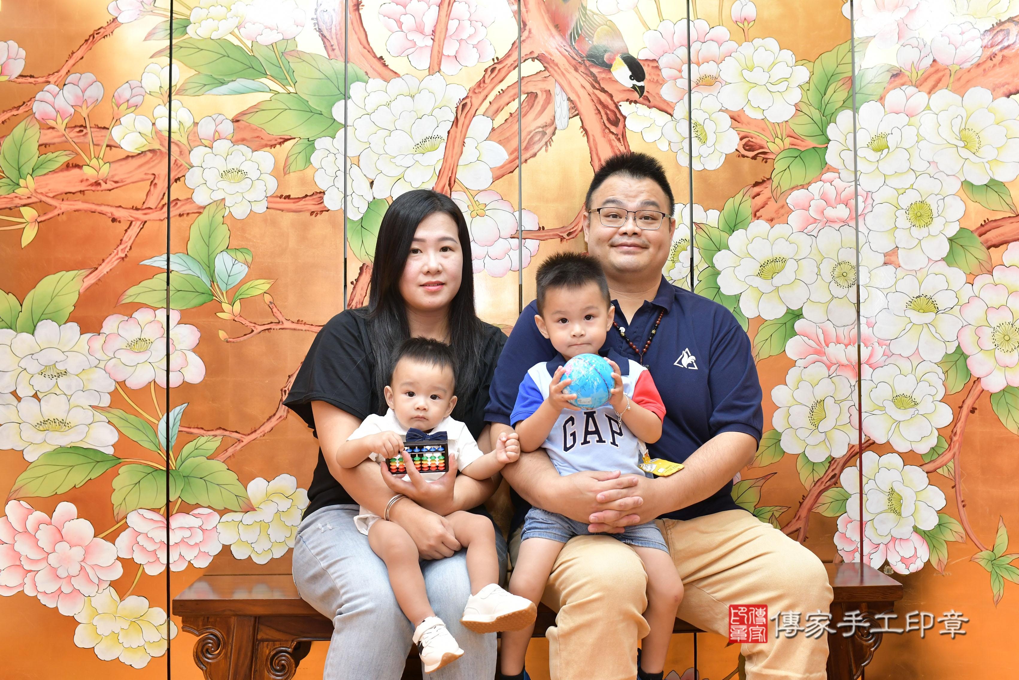 傳家手工印章桃園店、抓周、度脺、美式風會場、傳家嬰兒古禮、吉祥話、抓周道具物品24種、拍照。抓周證書。寶寶抓周、滿周歲、生日快樂、祝福