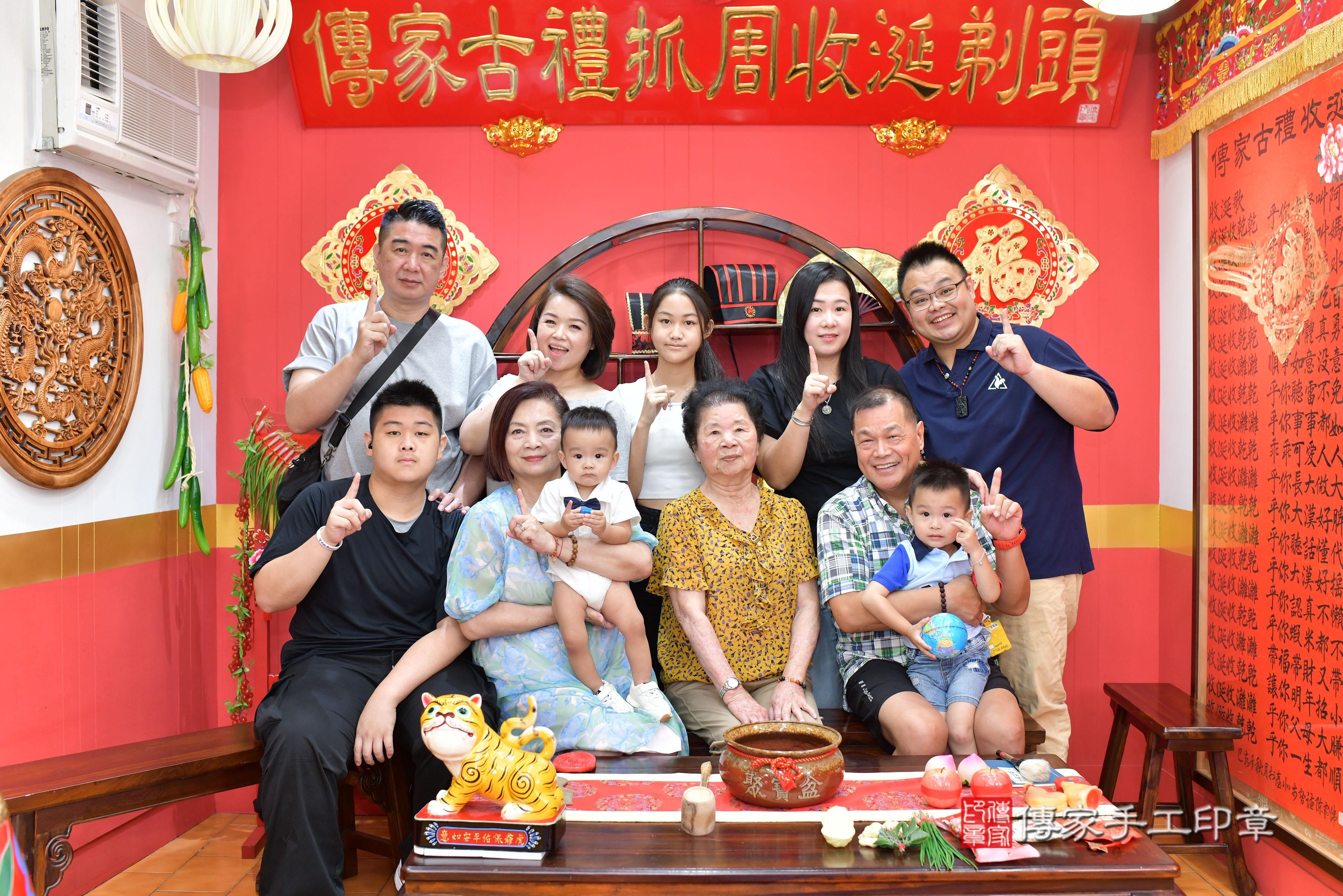 傳家手工印章桃園店、抓周、度脺、美式風會場、傳家嬰兒古禮、吉祥話、抓周道具物品24種、拍照。抓周證書。寶寶抓周、滿周歲、生日快樂、祝福