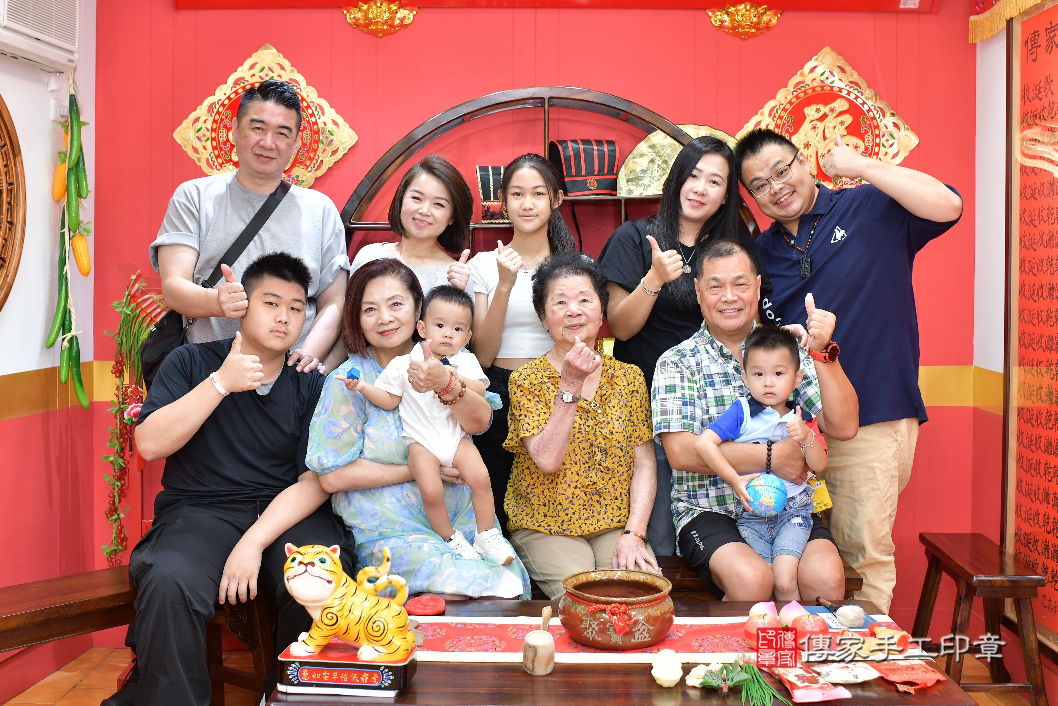 傳家手工印章桃園店、抓周、度脺、美式風會場、傳家嬰兒古禮、吉祥話、抓周道具物品24種、拍照。抓周證書。寶寶抓周、滿周歲、生日快樂、祝福