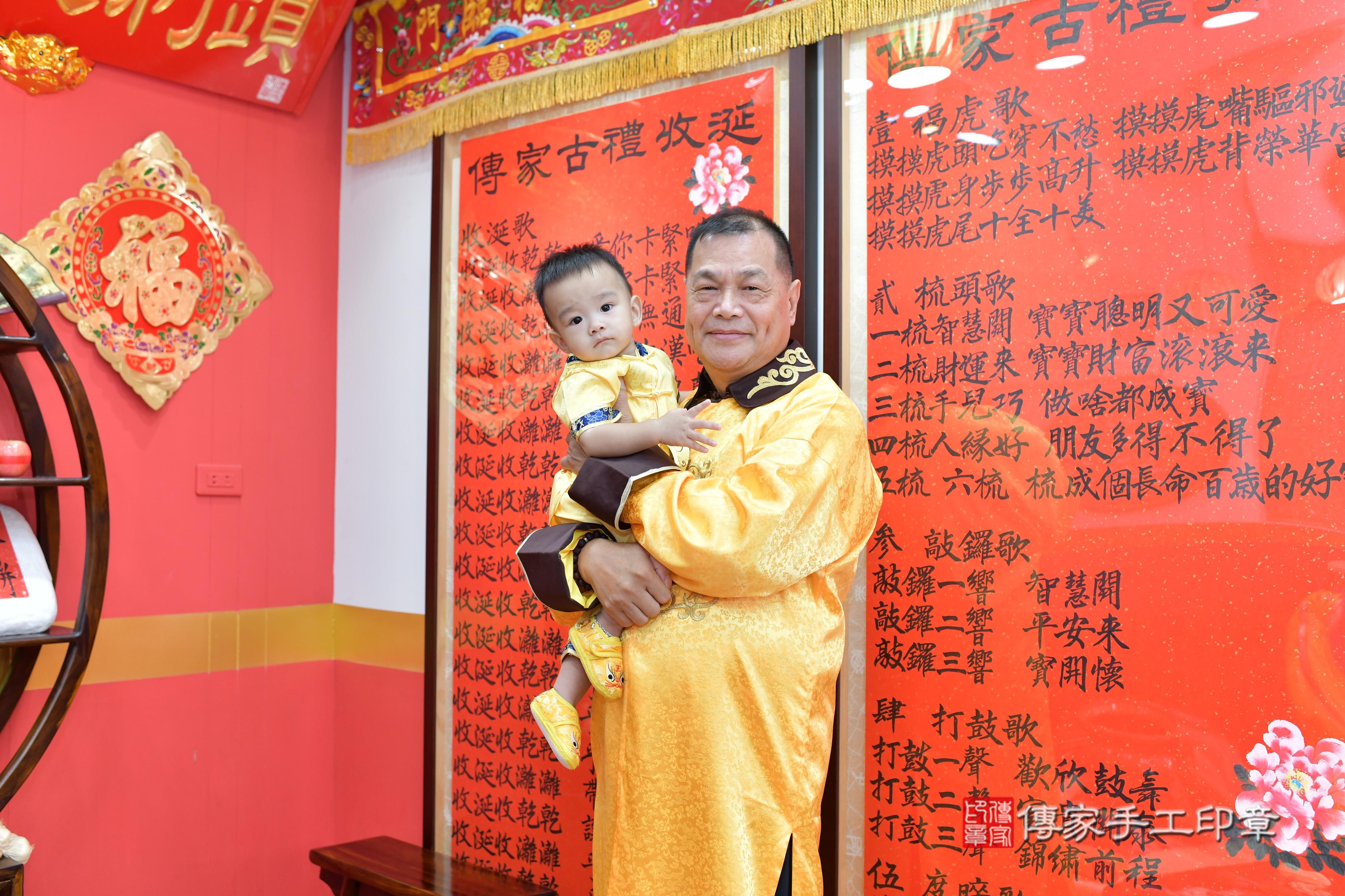 傳家手工印章桃園店、抓周、度脺、美式風會場、傳家嬰兒古禮、吉祥話、抓周道具物品24種、拍照。抓周證書。寶寶抓周、滿周歲、生日快樂、祝福