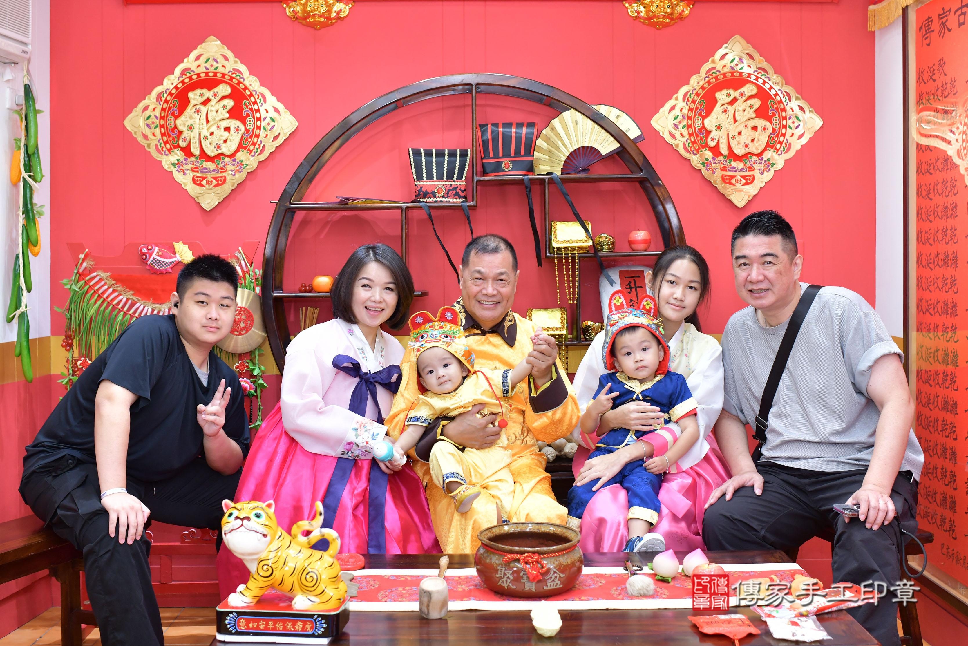 傳家手工印章桃園店、抓周、度脺、美式風會場、傳家嬰兒古禮、吉祥話、抓周道具物品24種、拍照。抓周證書。寶寶抓周、滿周歲、生日快樂、祝福