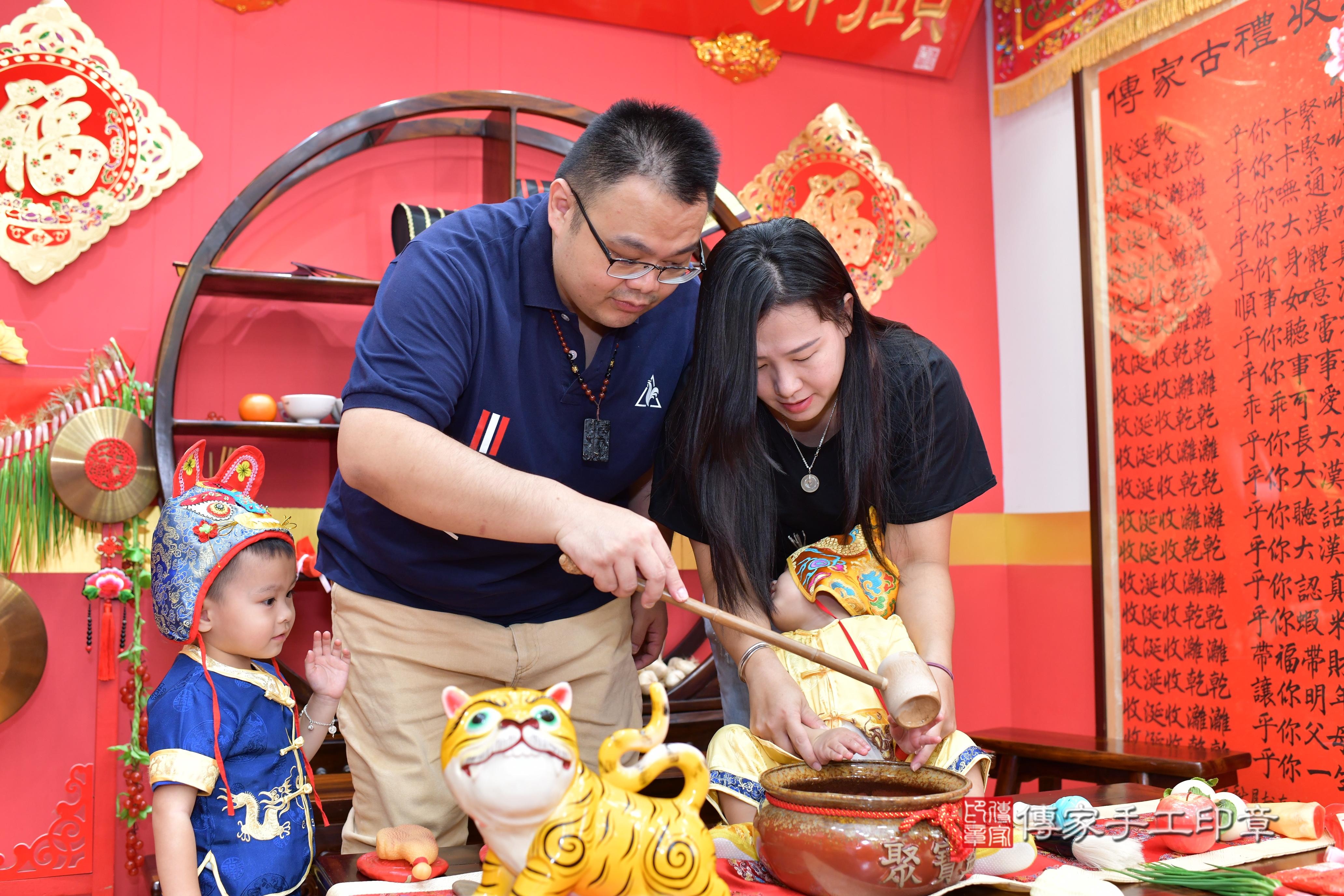 傳家手工印章桃園店、抓周、度脺、美式風會場、傳家嬰兒古禮、吉祥話、抓周道具物品24種、拍照。抓周證書。寶寶抓周、滿周歲、生日快樂、祝福