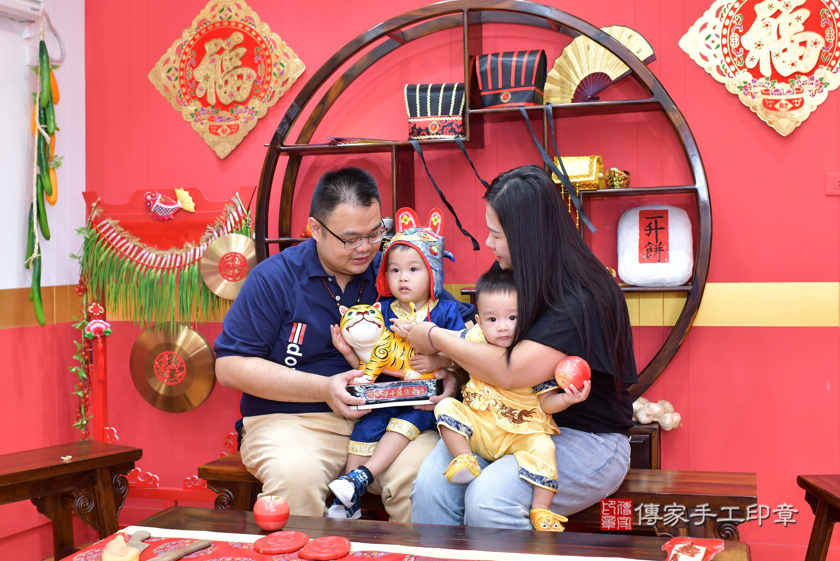 傳家手工印章桃園店、抓周、度脺、美式風會場、傳家嬰兒古禮、吉祥話、抓周道具物品24種、拍照。抓周證書。寶寶抓周、滿周歲、生日快樂、祝福