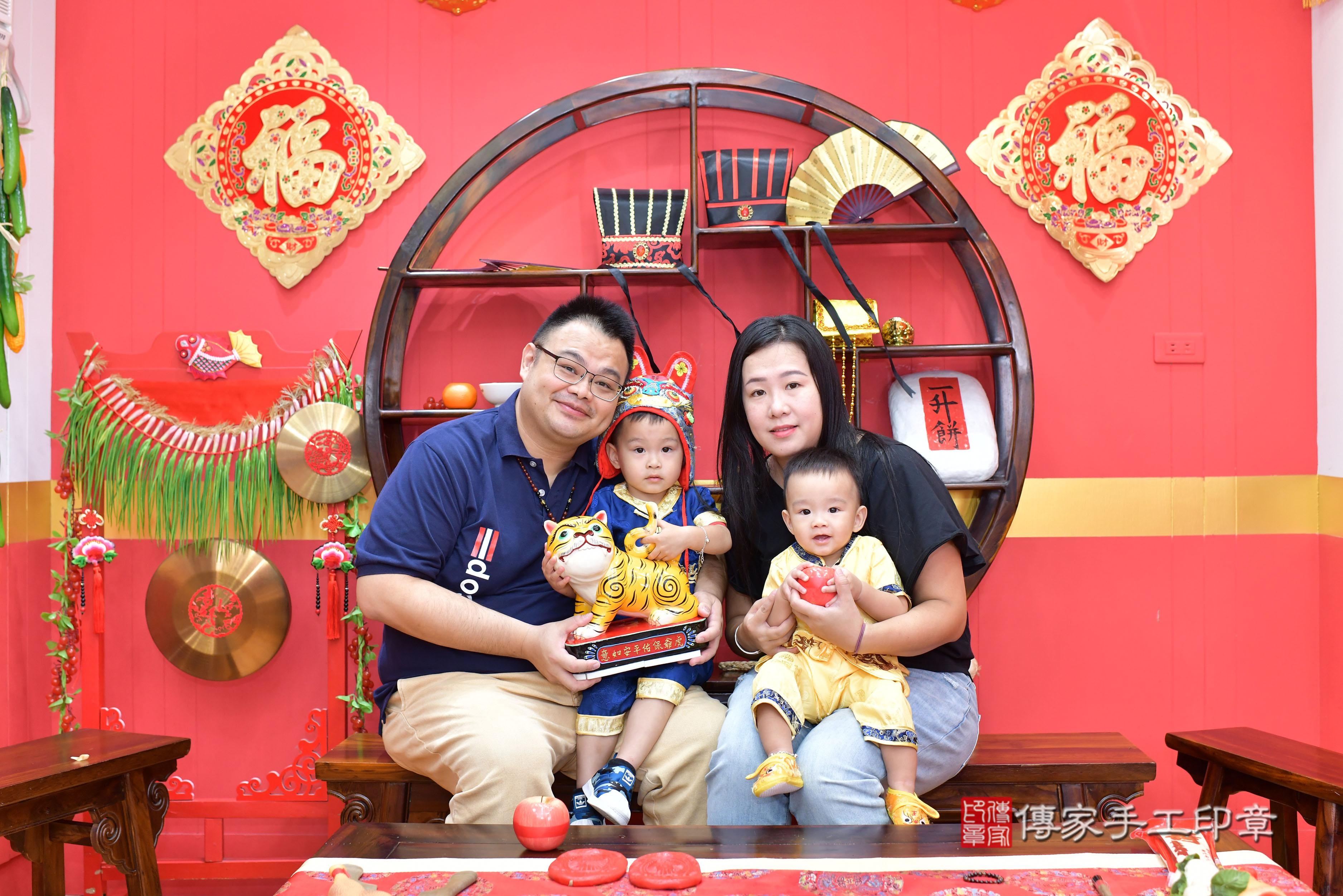 傳家手工印章桃園店、抓周、度脺、美式風會場、傳家嬰兒古禮、吉祥話、抓周道具物品24種、拍照。抓周證書。寶寶抓周、滿周歲、生日快樂、祝福