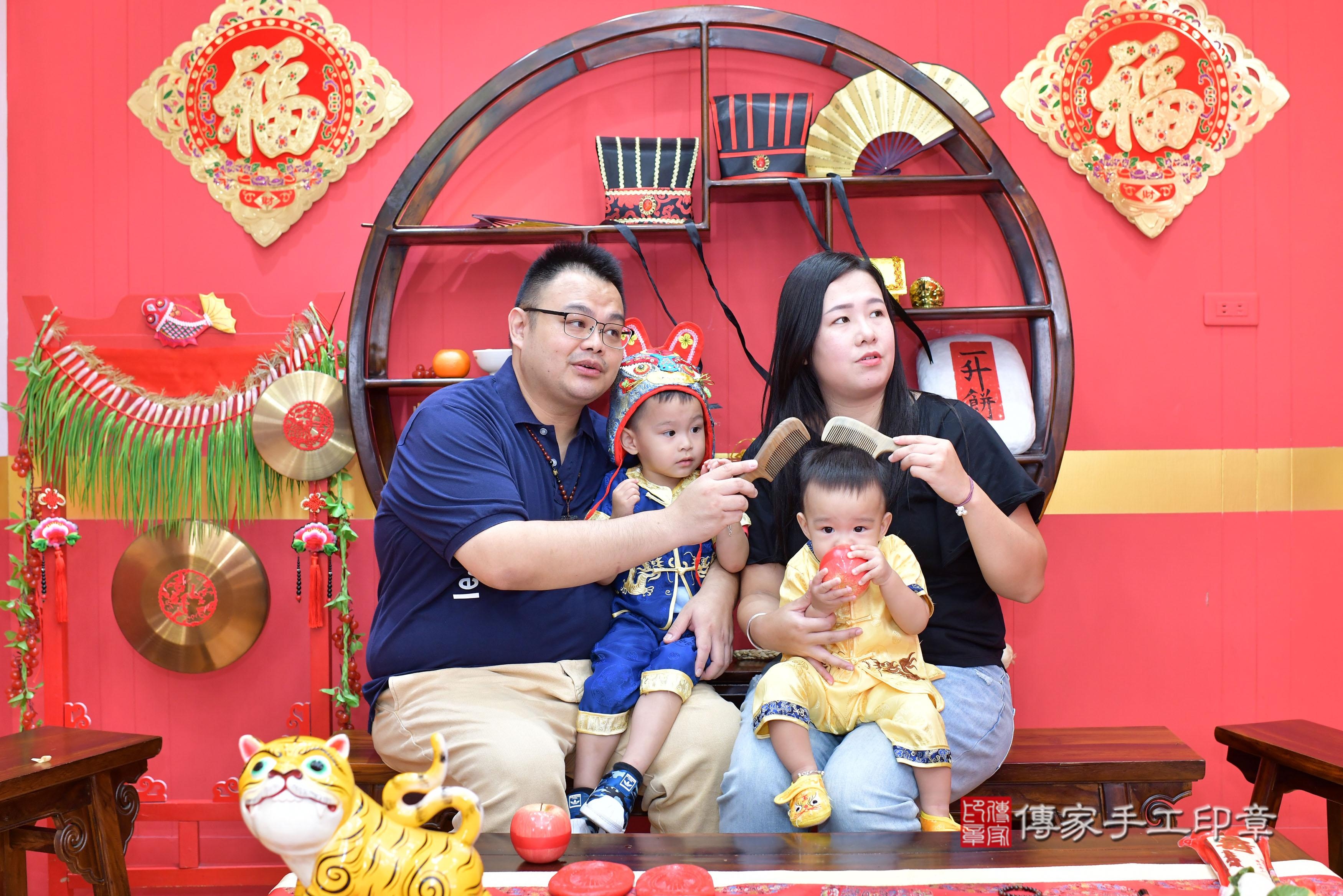 傳家手工印章桃園店、抓周、度脺、美式風會場、傳家嬰兒古禮、吉祥話、抓周道具物品24種、拍照。抓周證書。寶寶抓周、滿周歲、生日快樂、祝福