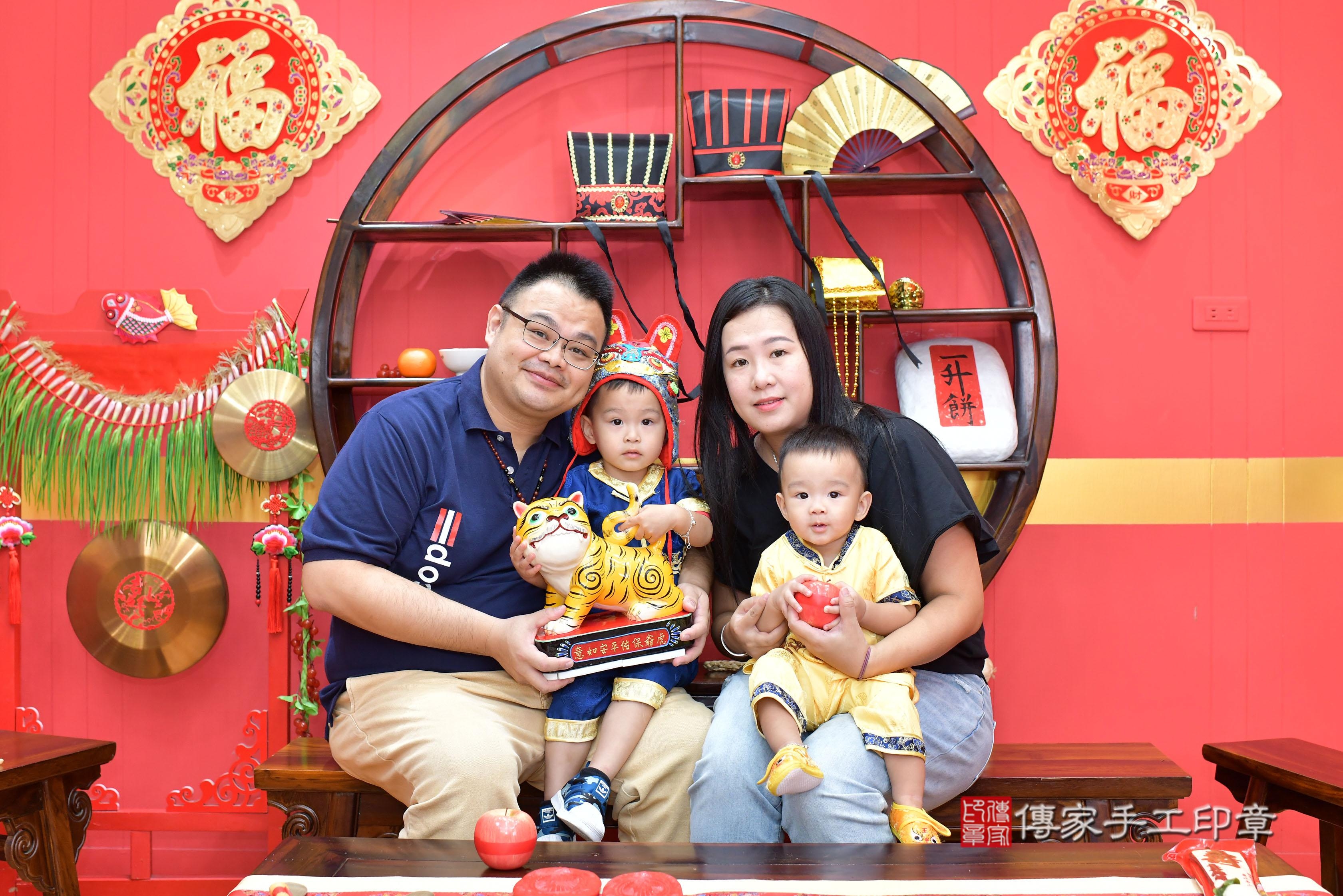 傳家手工印章桃園店、抓周、度脺、美式風會場、傳家嬰兒古禮、吉祥話、抓周道具物品24種、拍照。抓周證書。寶寶抓周、滿周歲、生日快樂、祝福