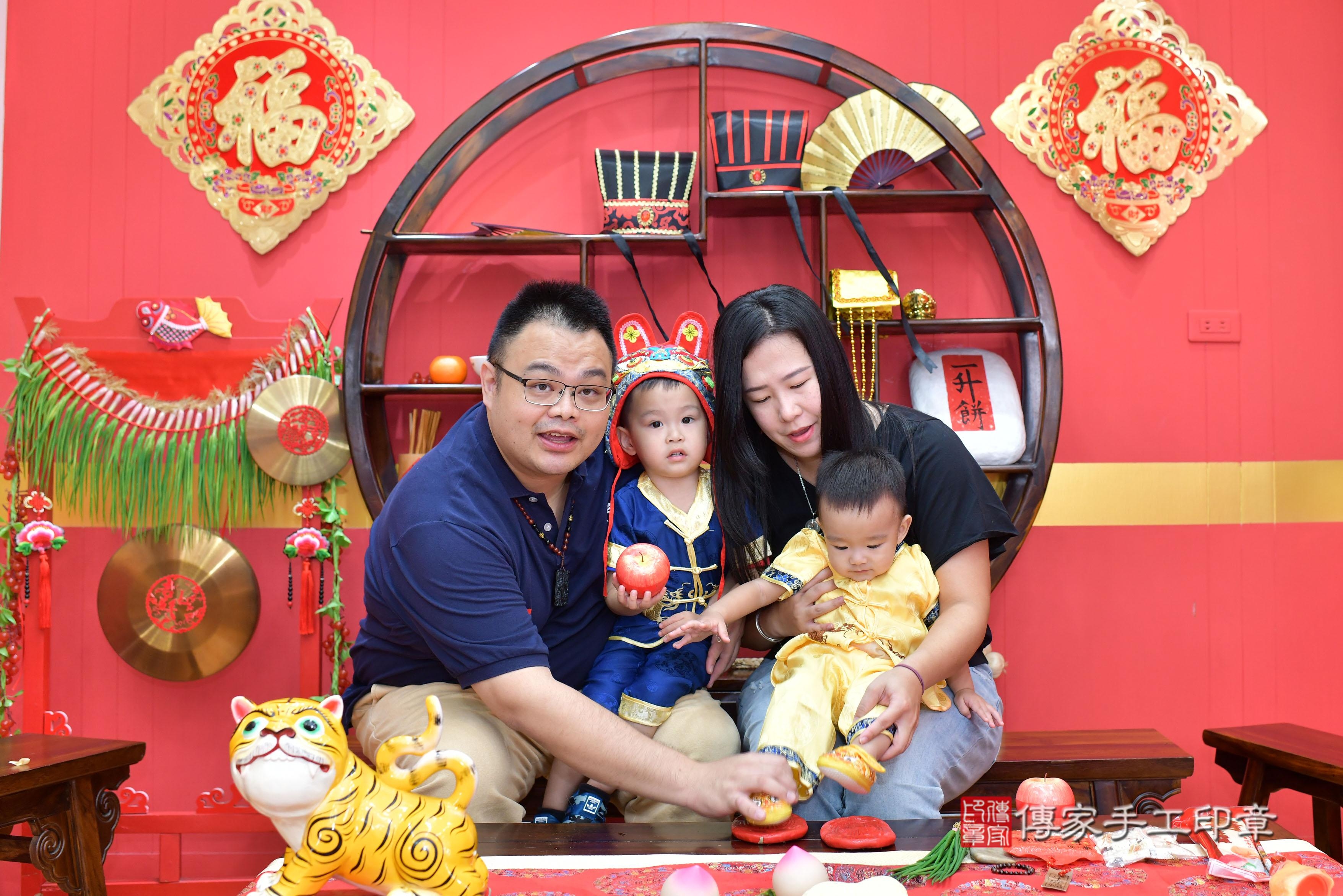 傳家手工印章桃園店、抓周、度脺、美式風會場、傳家嬰兒古禮、吉祥話、抓周道具物品24種、拍照。抓周證書。寶寶抓周、滿周歲、生日快樂、祝福