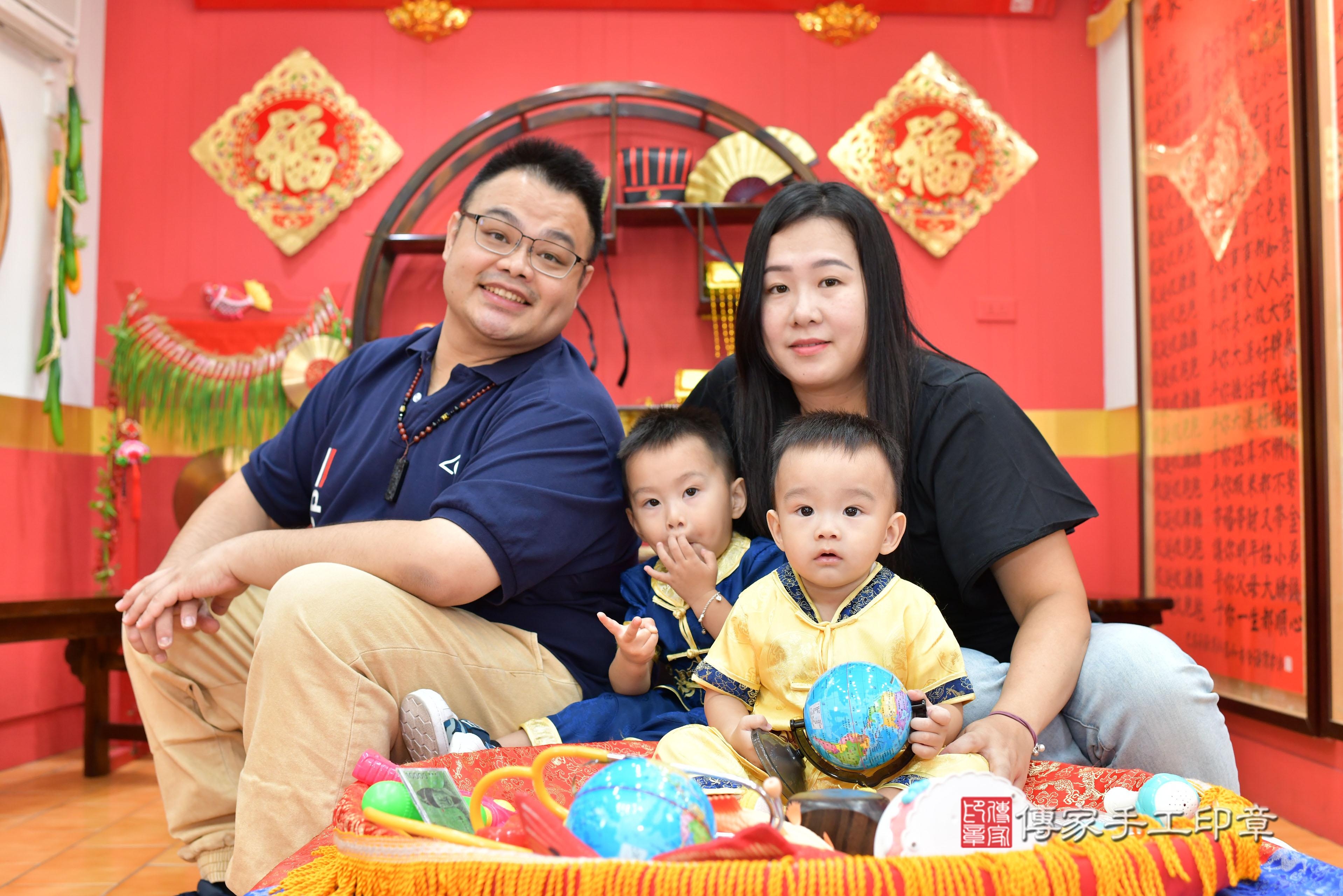 傳家手工印章桃園店、抓周、度脺、美式風會場、傳家嬰兒古禮、吉祥話、抓周道具物品24種、拍照。抓周證書。寶寶抓周、滿周歲、生日快樂、祝福