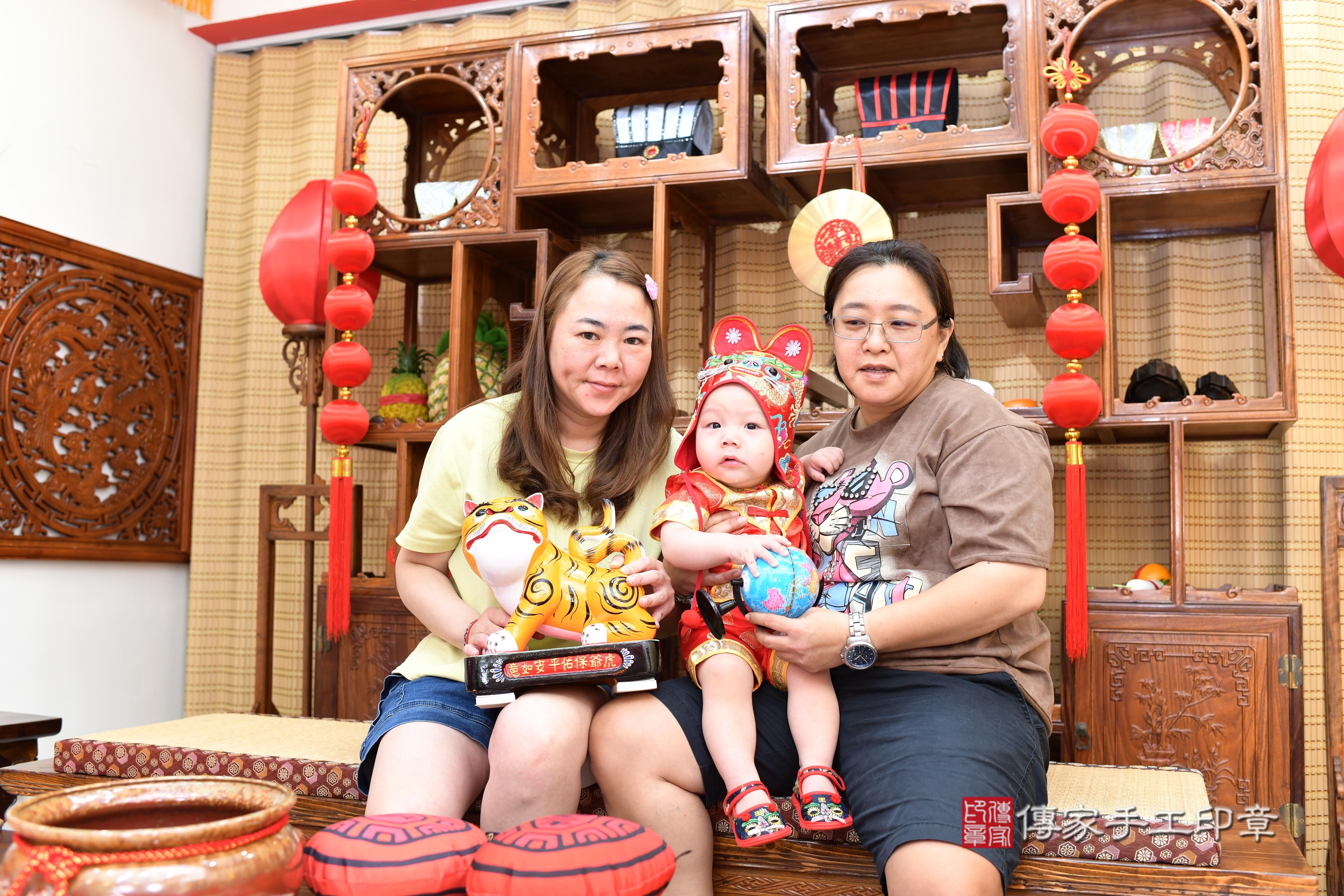 傳家手工印章台南店、抓周、度脺、美式風會場、傳家嬰兒古禮、吉祥話、抓周道具物品24種、拍照。抓周證書。寶寶抓周、滿周歲、生日快樂、祝福