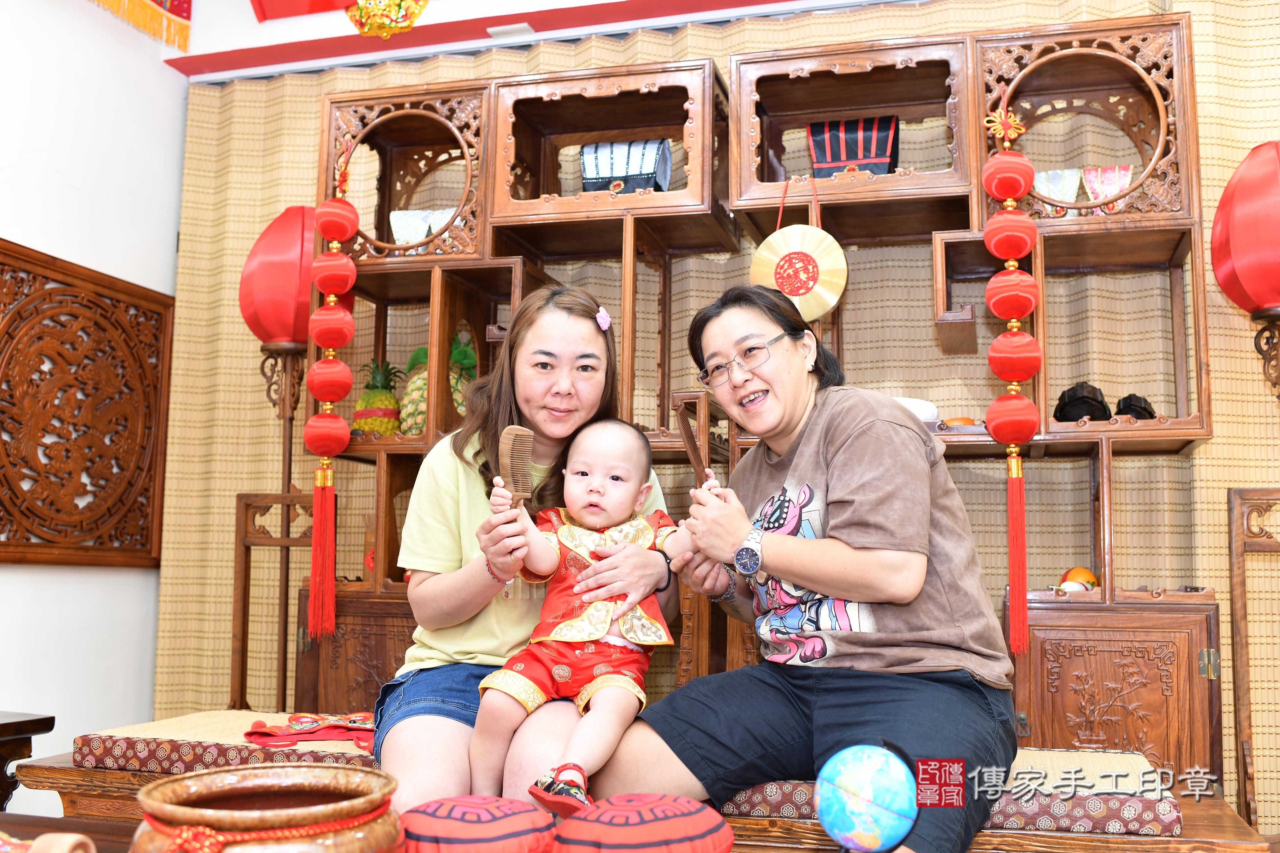 傳家手工印章台南店、抓周、度脺、美式風會場、傳家嬰兒古禮、吉祥話、抓周道具物品24種、拍照。抓周證書。寶寶抓周、滿周歲、生日快樂、祝福
