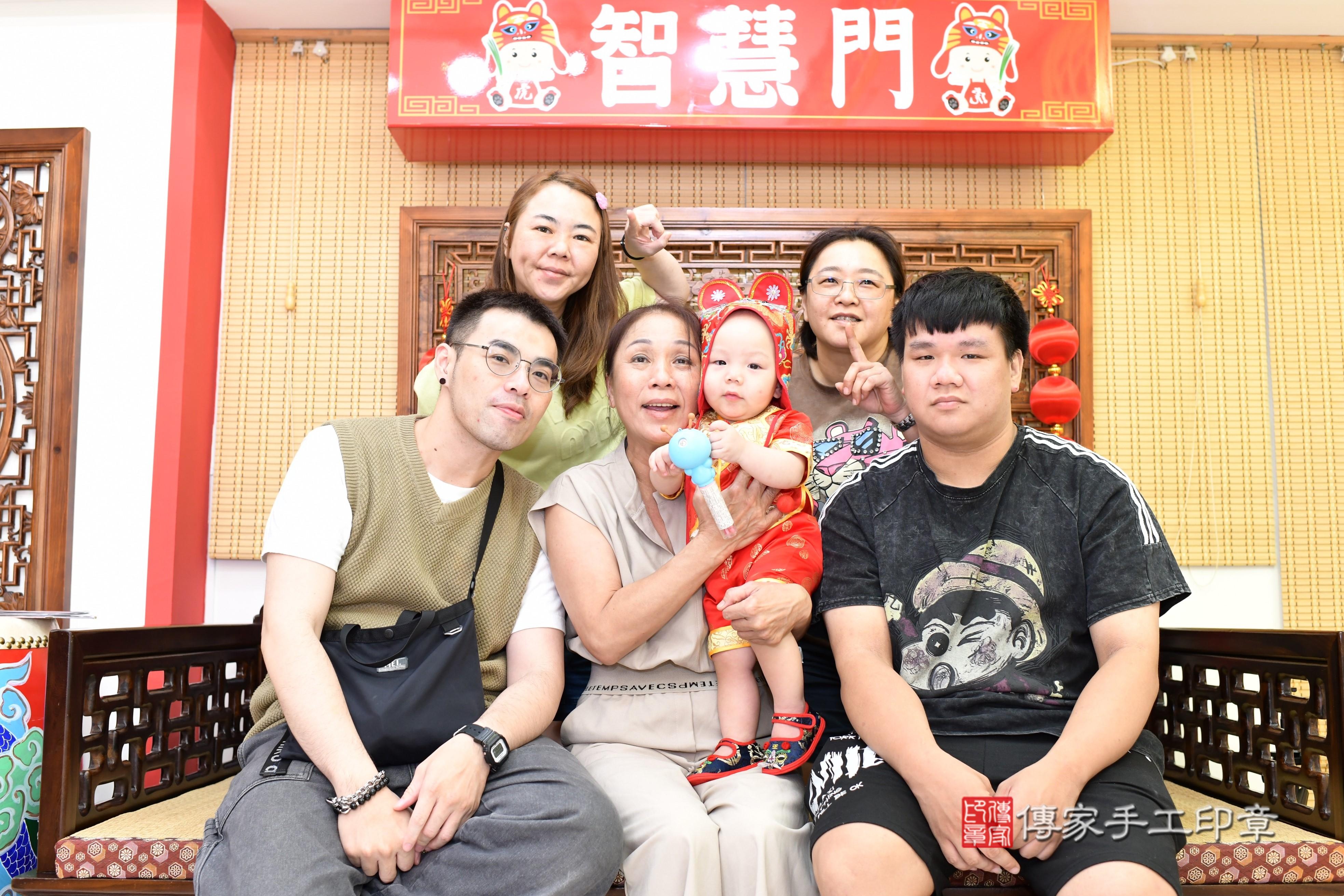 傳家手工印章台南店、抓周、度脺、美式風會場、傳家嬰兒古禮、吉祥話、抓周道具物品24種、拍照。抓周證書。寶寶抓周、滿周歲、生日快樂、祝福