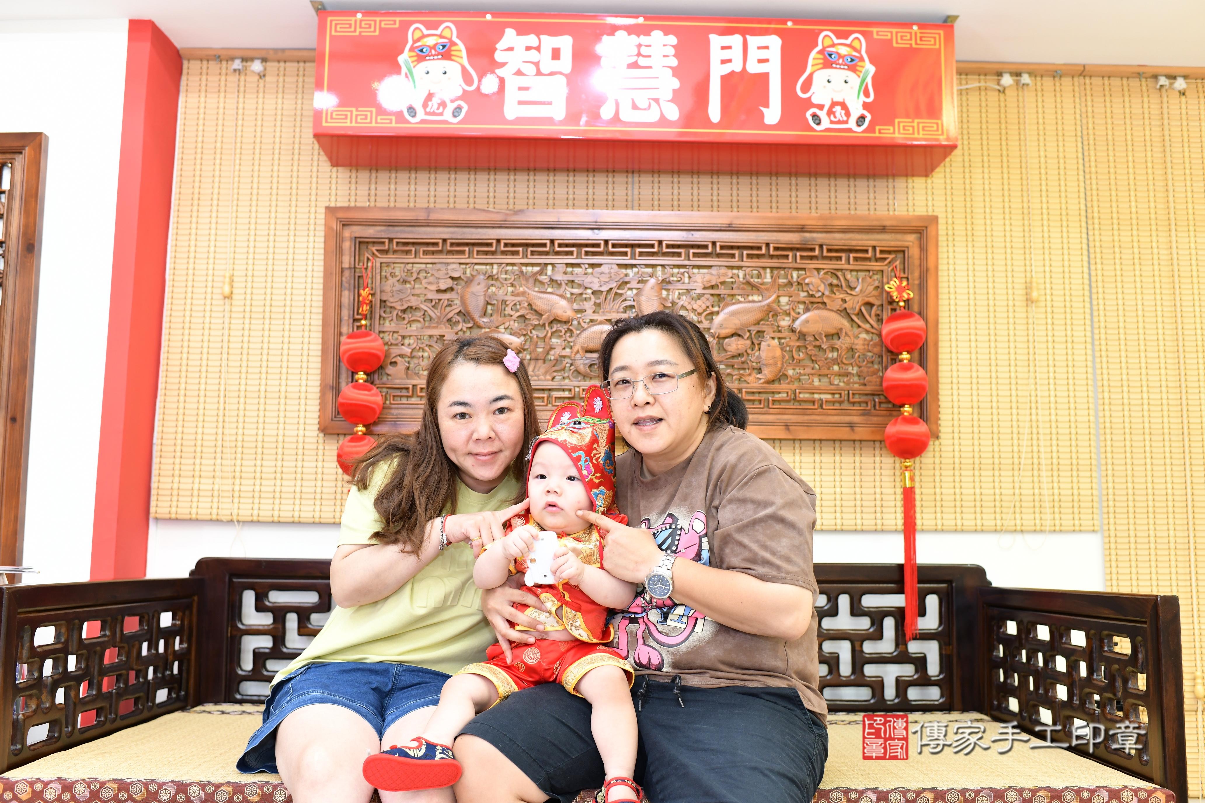 傳家手工印章台南店、抓周、度脺、美式風會場、傳家嬰兒古禮、吉祥話、抓周道具物品24種、拍照。抓周證書。寶寶抓周、滿周歲、生日快樂、祝福