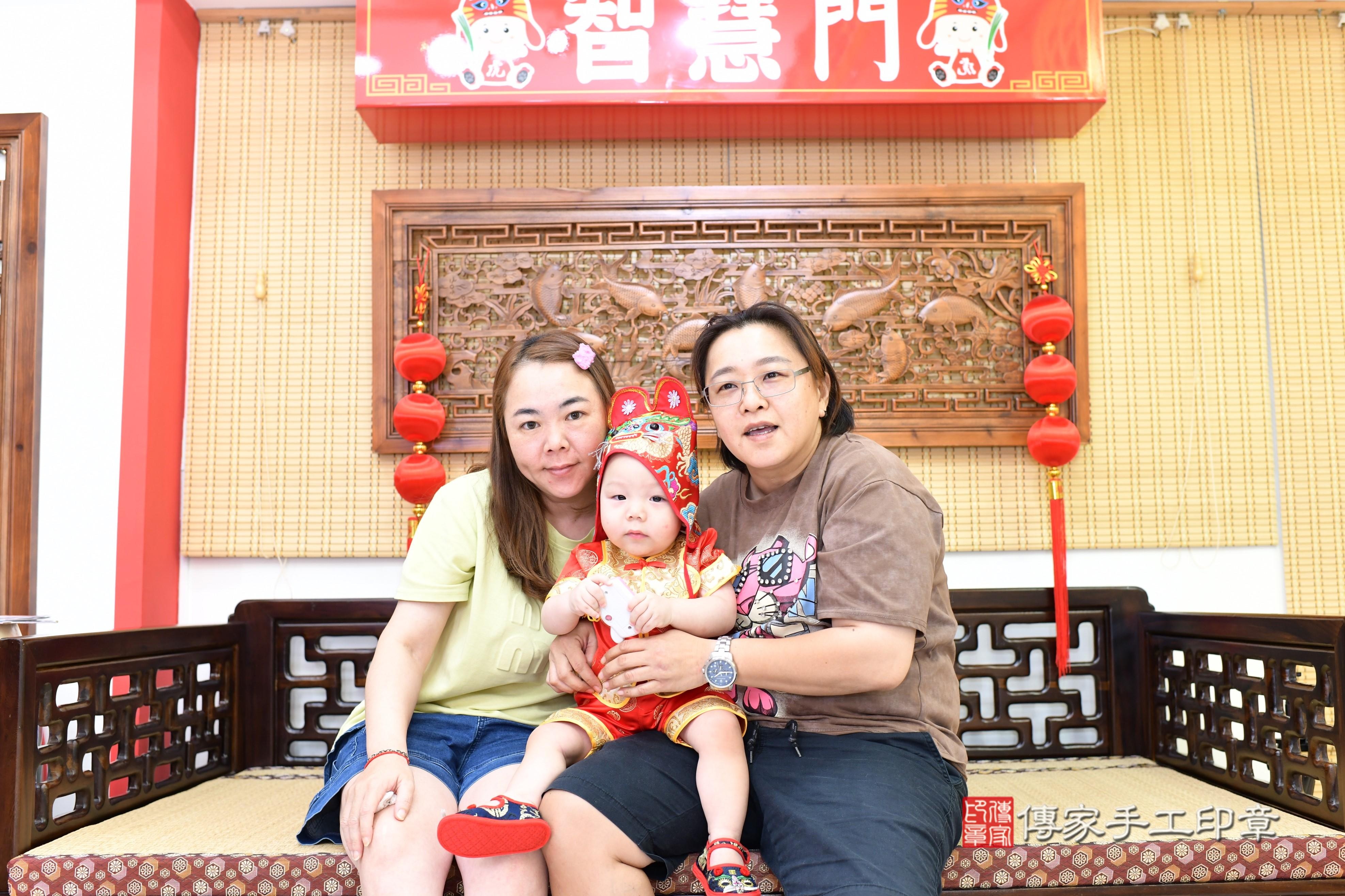 傳家手工印章台南店、抓周、度脺、美式風會場、傳家嬰兒古禮、吉祥話、抓周道具物品24種、拍照。抓周證書。寶寶抓周、滿周歲、生日快樂、祝福