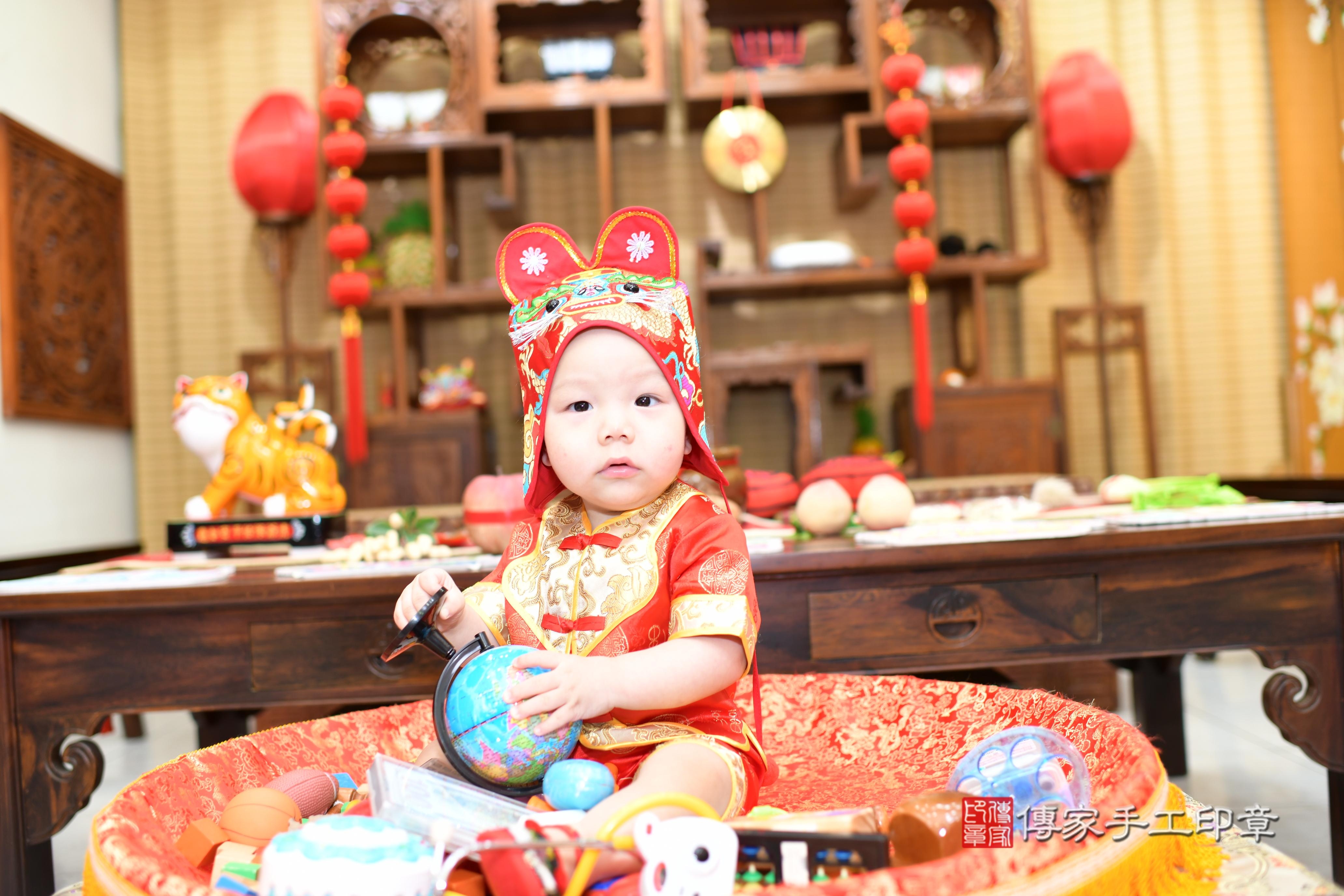 傳家手工印章台南店、抓周、度脺、美式風會場、傳家嬰兒古禮、吉祥話、抓周道具物品24種、拍照。抓周證書。寶寶抓周、滿周歲、生日快樂、祝福
