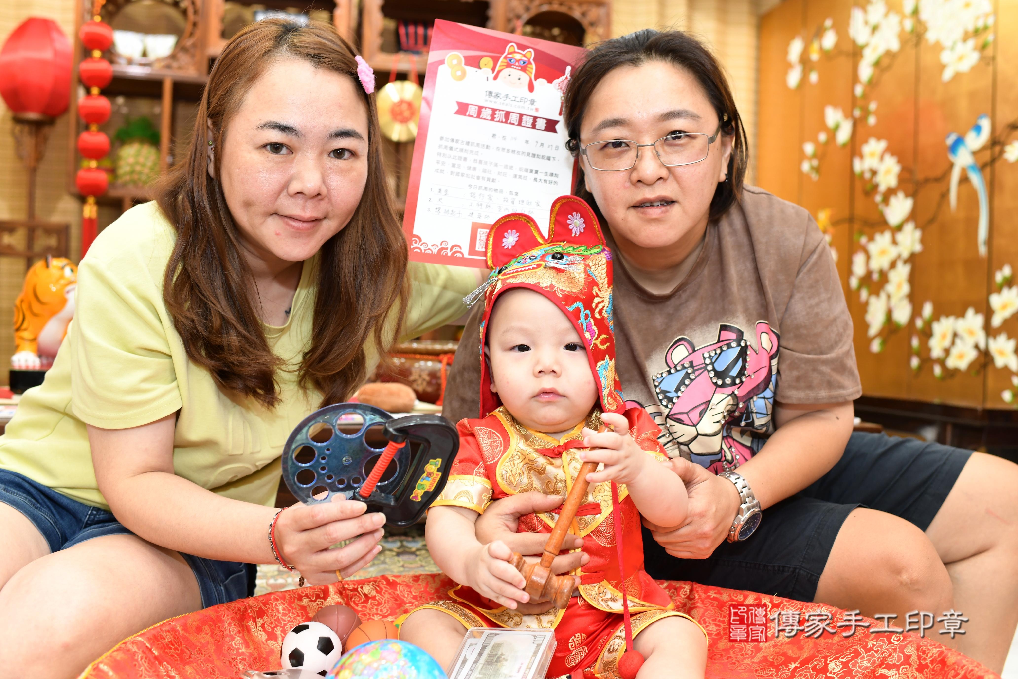 傳家手工印章台南店、抓周、度脺、美式風會場、傳家嬰兒古禮、吉祥話、抓周道具物品24種、拍照。抓周證書。寶寶抓周、滿周歲、生日快樂、祝福