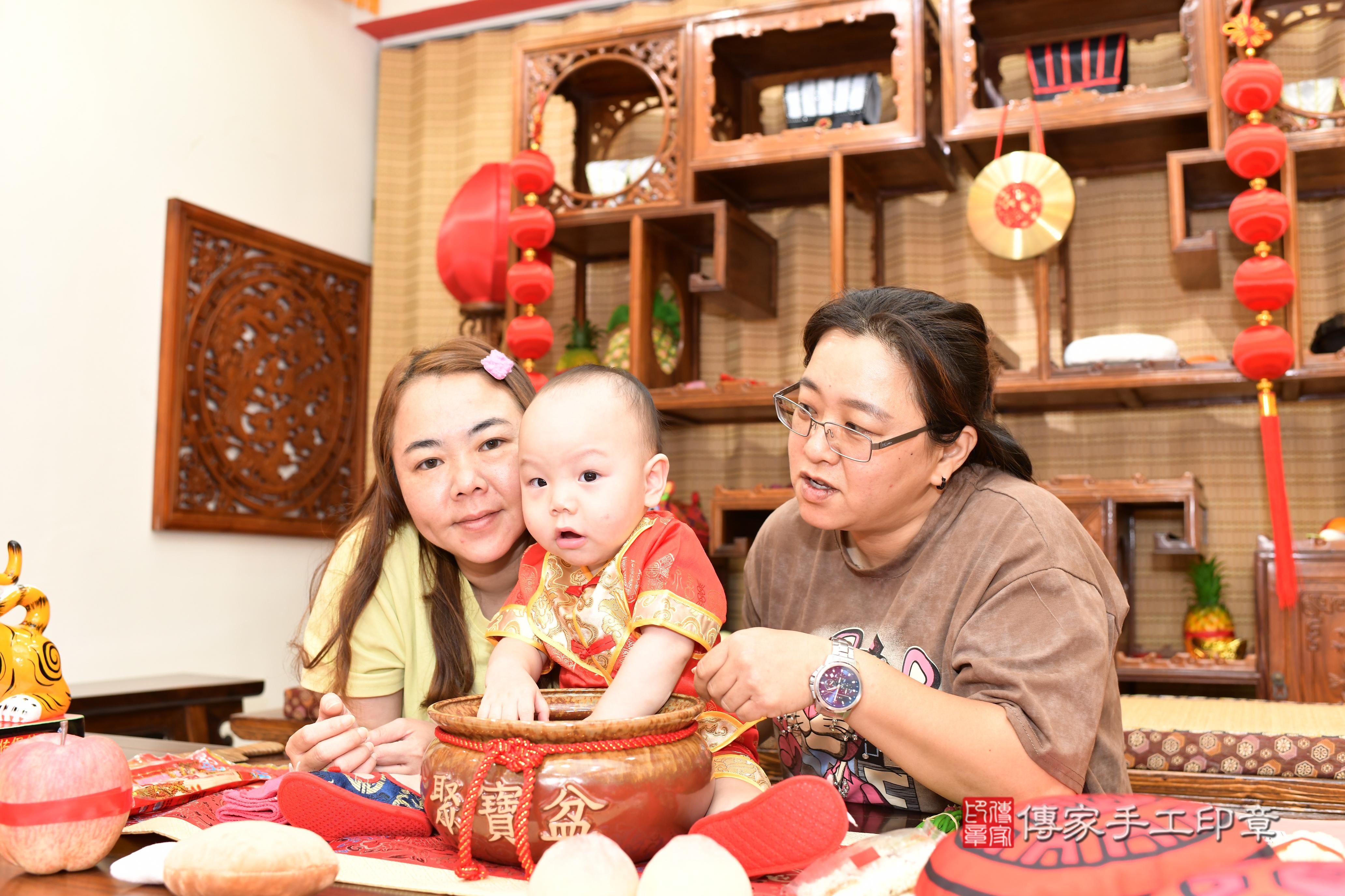 傳家手工印章台南店、抓周、度脺、美式風會場、傳家嬰兒古禮、吉祥話、抓周道具物品24種、拍照。抓周證書。寶寶抓周、滿周歲、生日快樂、祝福