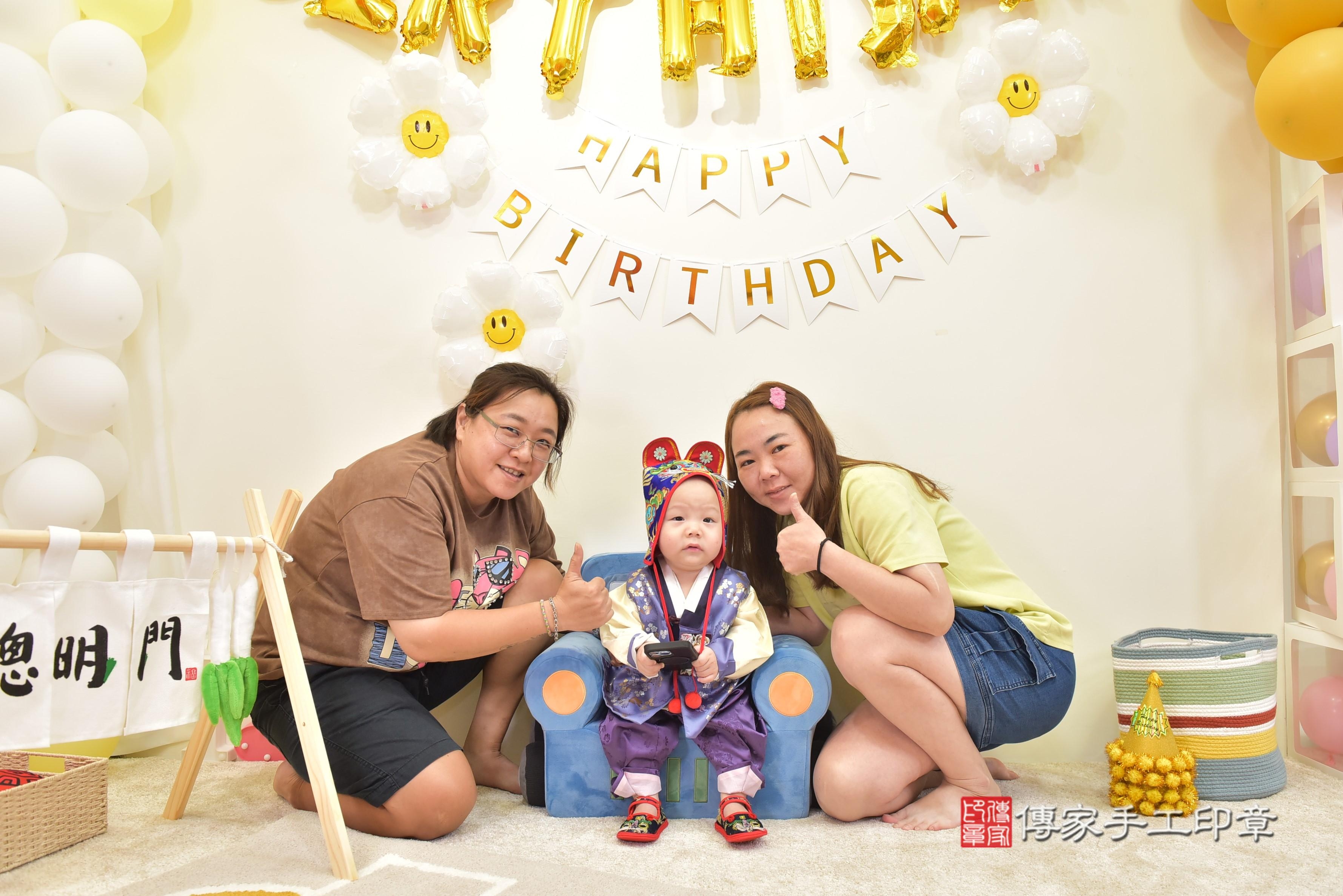 傳家手工印章台南店、抓周、度脺、美式風會場、傳家嬰兒古禮、吉祥話、抓周道具物品24種、拍照。抓周證書。寶寶抓周、滿周歲、生日快樂、祝福