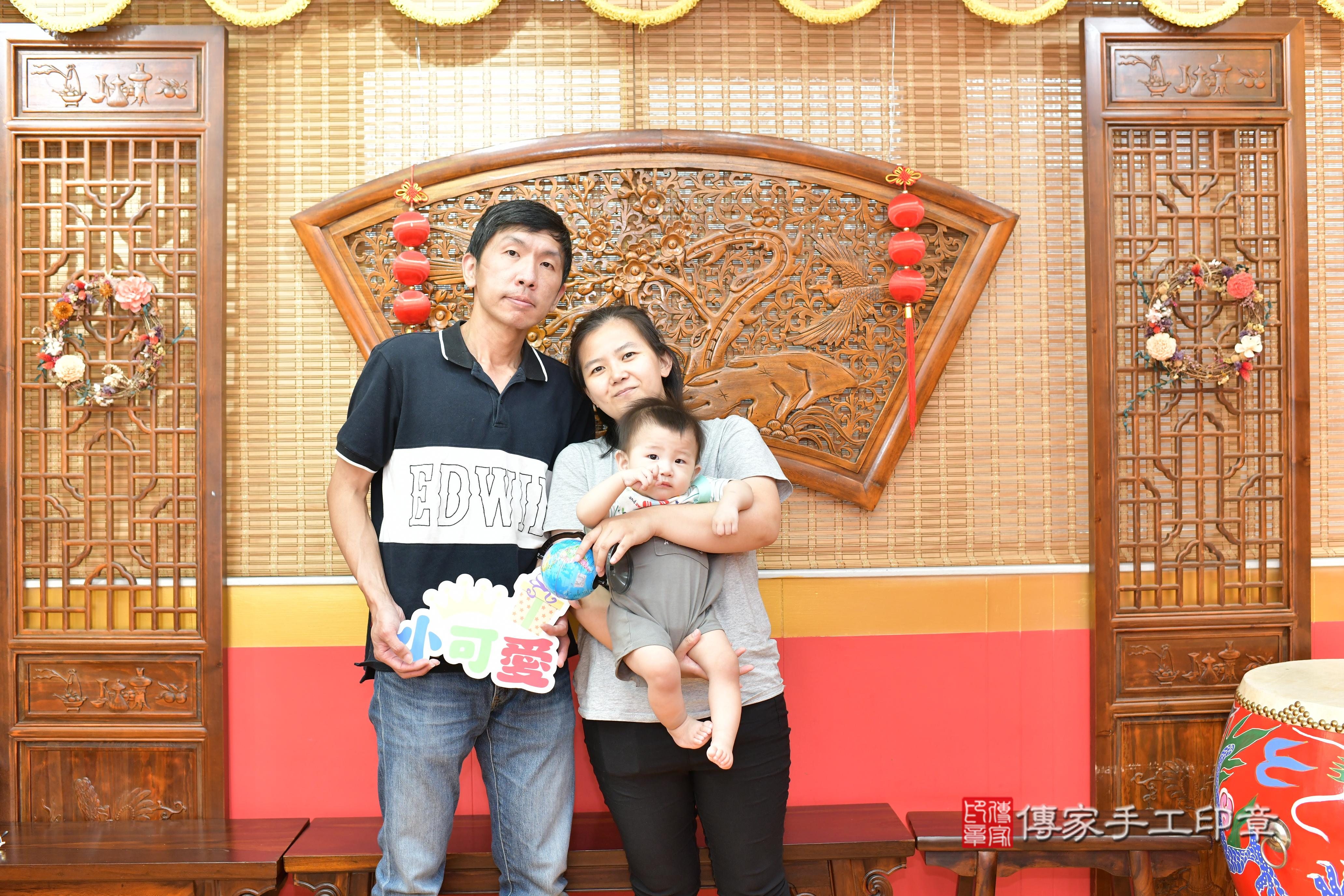 傳家手工印章桃園店、抓周、度脺、美式風會場、傳家嬰兒古禮、吉祥話、抓周道具物品24種、拍照。抓周證書。寶寶抓周、滿周歲、生日快樂、祝福