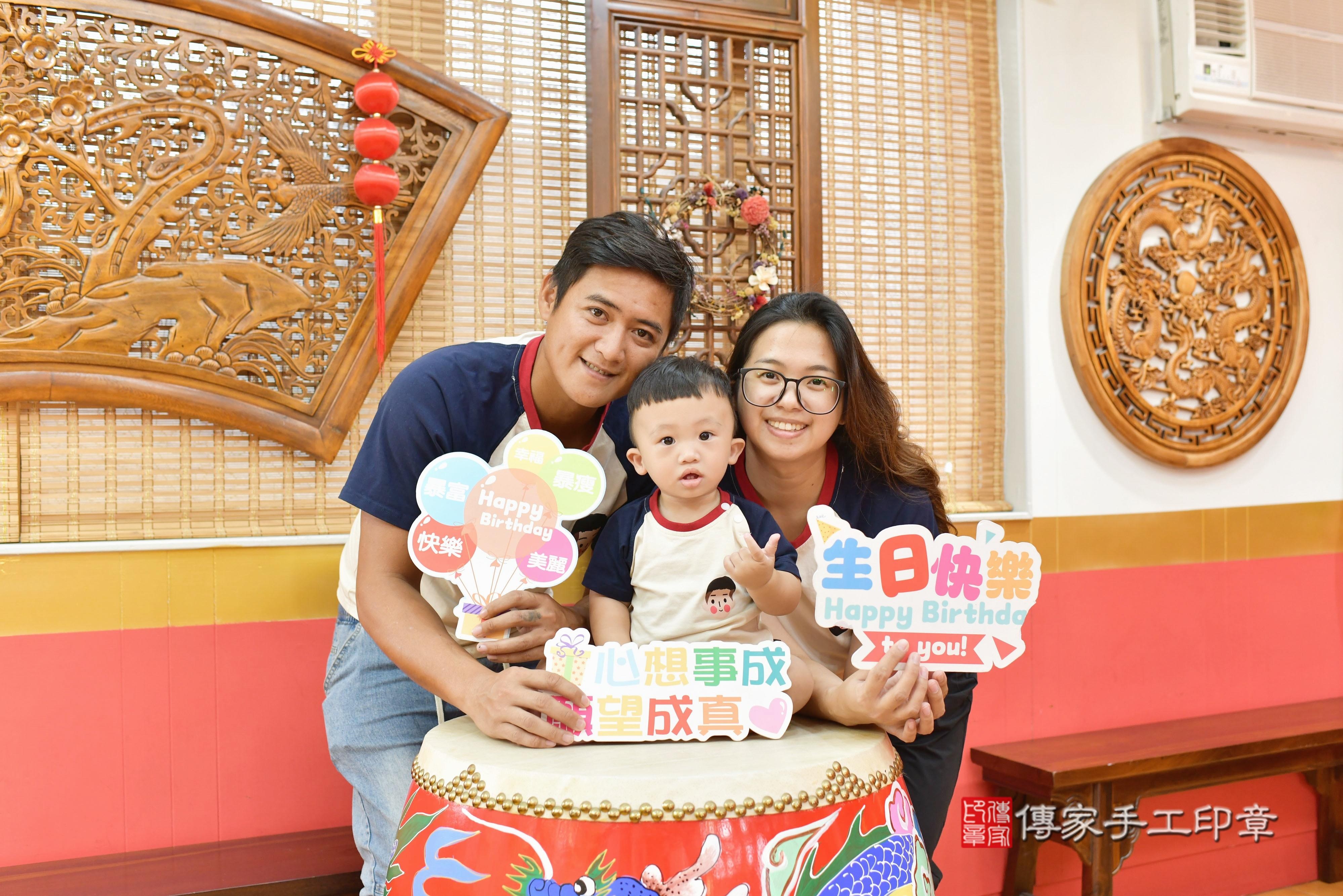 傳家手工印章桃園店、抓周、度脺、美式風會場、傳家嬰兒古禮、吉祥話、抓周道具物品24種、拍照。抓周證書。寶寶抓周、滿周歲、生日快樂、祝福