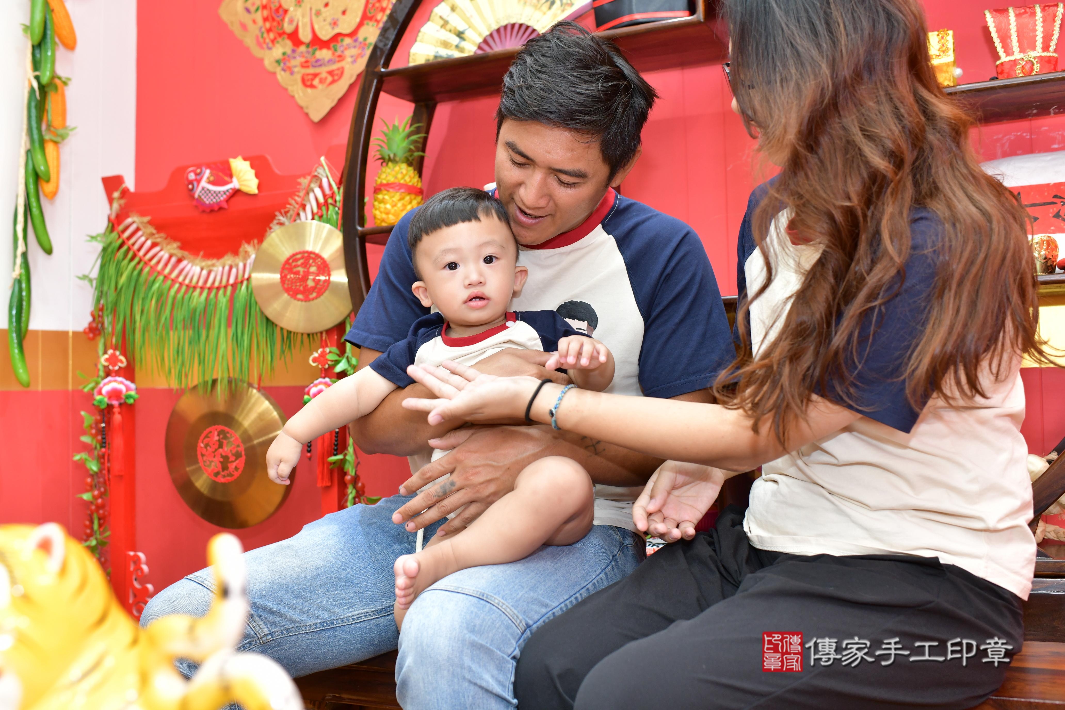 傳家手工印章桃園店、抓周、度脺、美式風會場、傳家嬰兒古禮、吉祥話、抓周道具物品24種、拍照。抓周證書。寶寶抓周、滿周歲、生日快樂、祝福