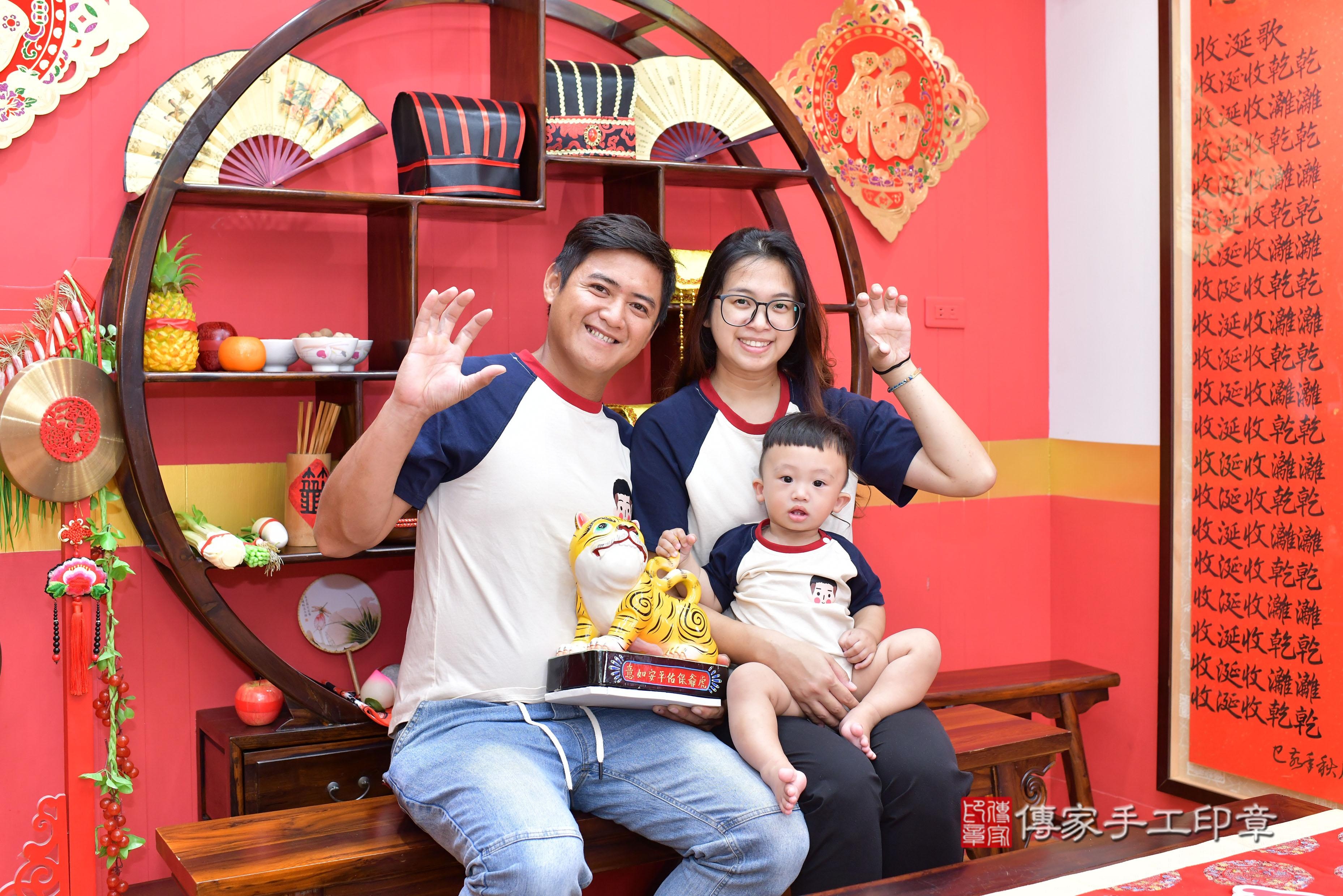 傳家手工印章桃園店、抓周、度脺、美式風會場、傳家嬰兒古禮、吉祥話、抓周道具物品24種、拍照。抓周證書。寶寶抓周、滿周歲、生日快樂、祝福