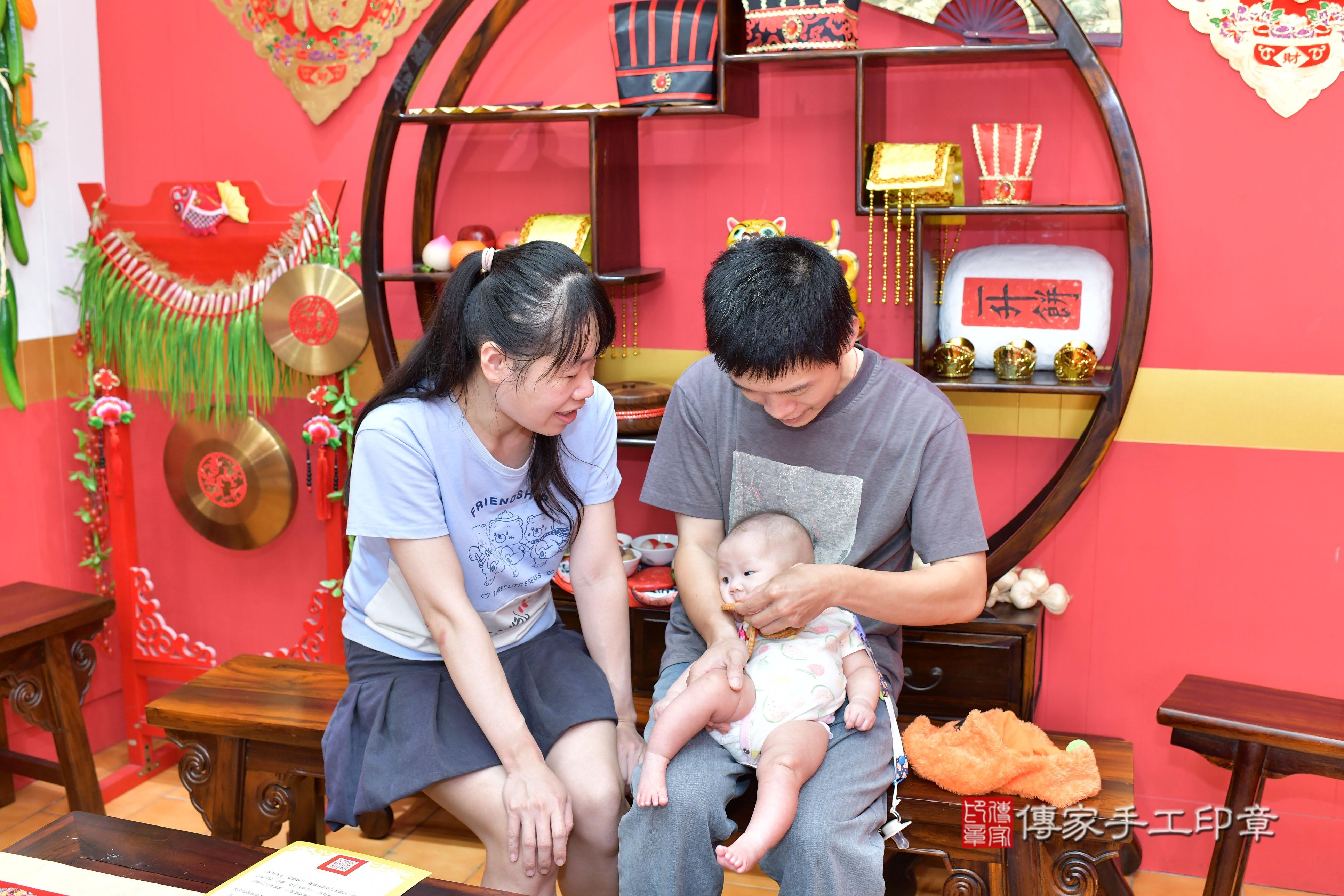 傳家手工印章桃園店、抓周、度脺、美式風會場、傳家嬰兒古禮、吉祥話、抓周道具物品24種、拍照。抓周證書。寶寶抓周、滿周歲、生日快樂、祝福