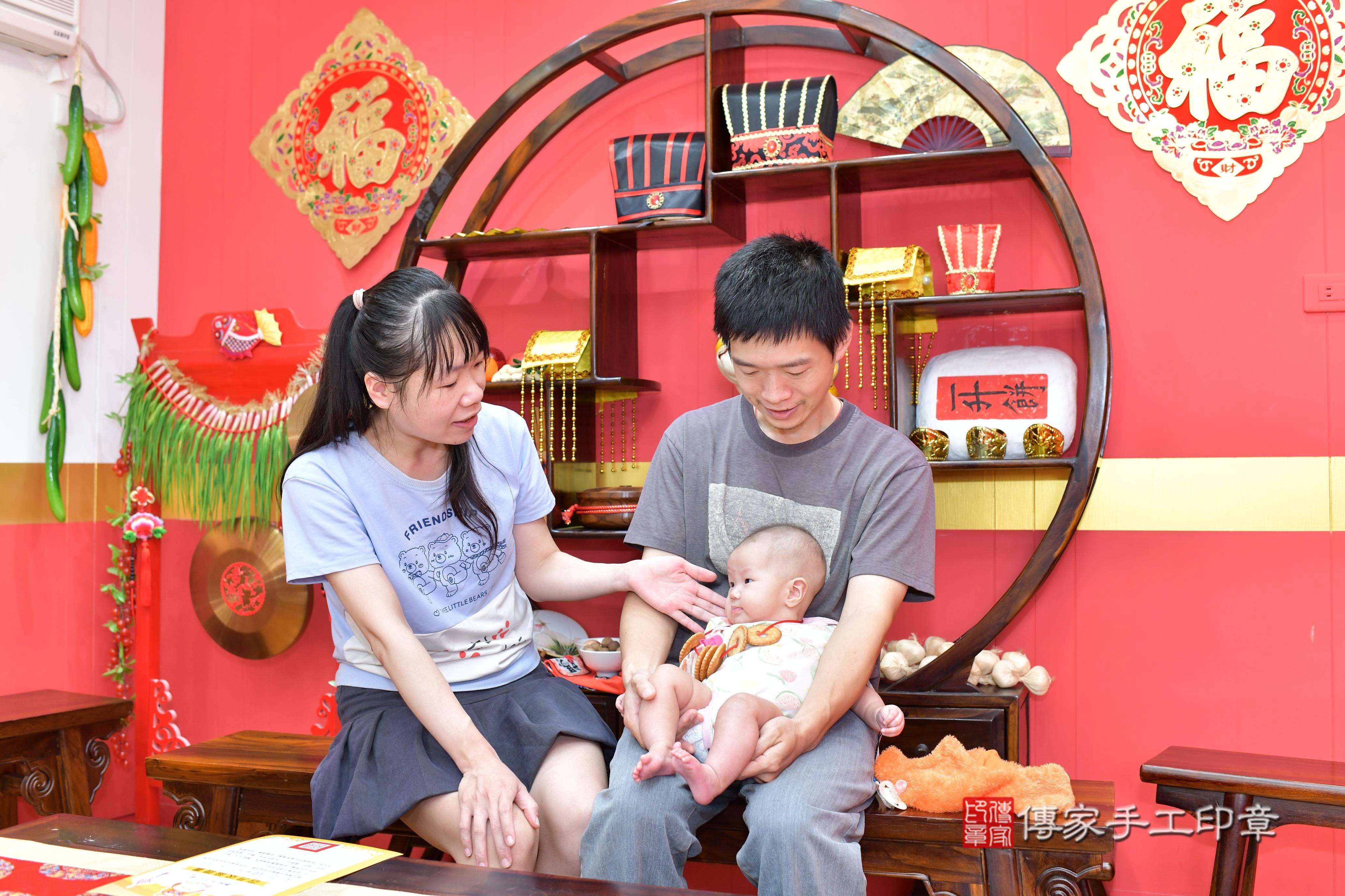 傳家手工印章桃園店、抓周、度脺、美式風會場、傳家嬰兒古禮、吉祥話、抓周道具物品24種、拍照。抓周證書。寶寶抓周、滿周歲、生日快樂、祝福