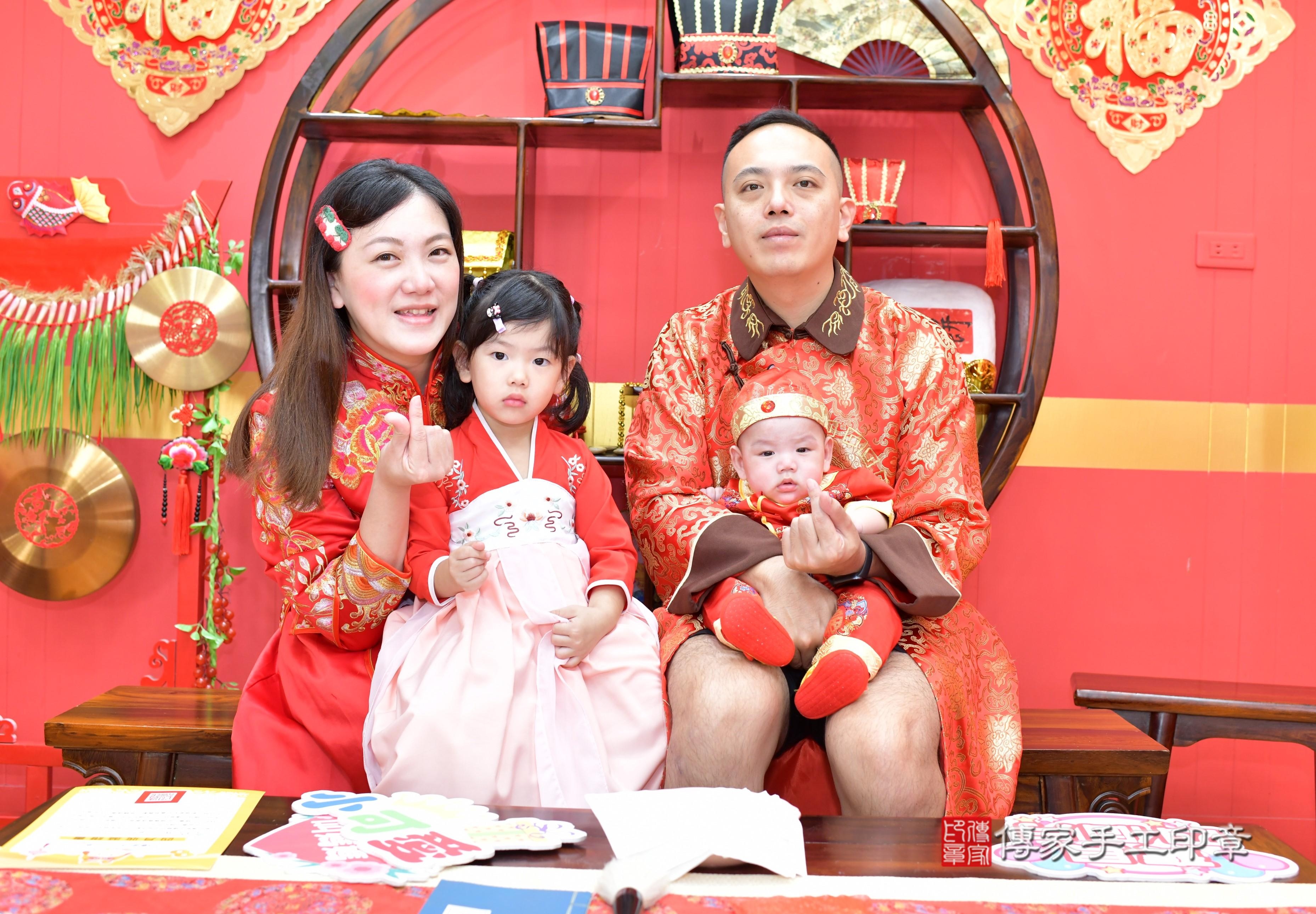 傳家手工印章桃園店、抓周、度脺、美式風會場、傳家嬰兒古禮、吉祥話、抓周道具物品24種、拍照。抓周證書。寶寶抓周、滿周歲、生日快樂、祝福