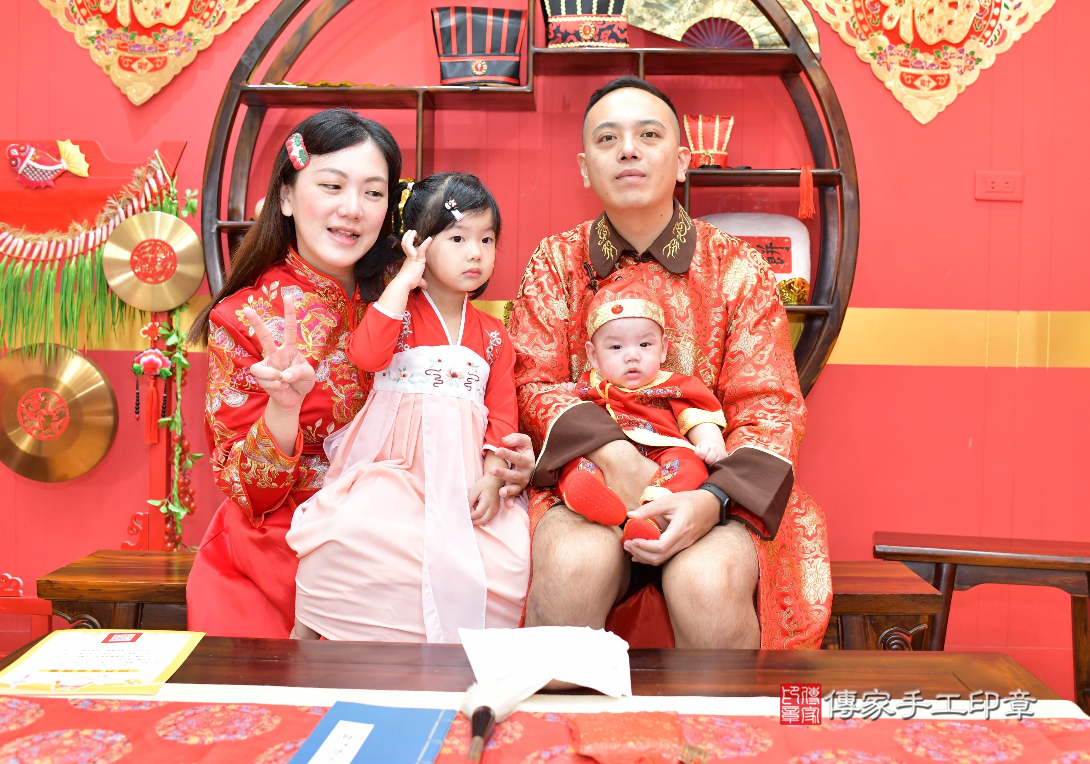 傳家手工印章桃園店、抓周、度脺、美式風會場、傳家嬰兒古禮、吉祥話、抓周道具物品24種、拍照。抓周證書。寶寶抓周、滿周歲、生日快樂、祝福