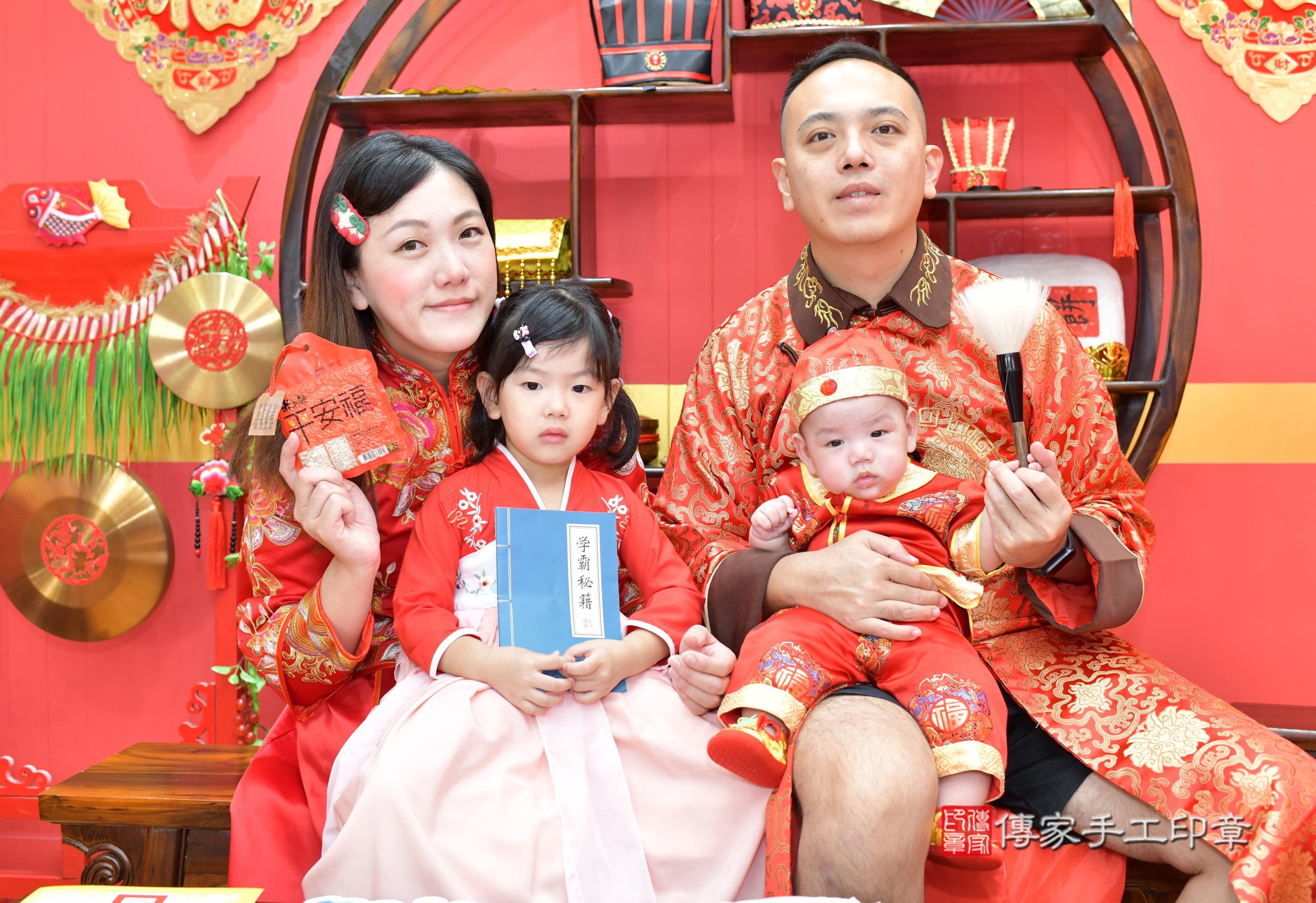 傳家手工印章桃園店、抓周、度脺、美式風會場、傳家嬰兒古禮、吉祥話、抓周道具物品24種、拍照。抓周證書。寶寶抓周、滿周歲、生日快樂、祝福