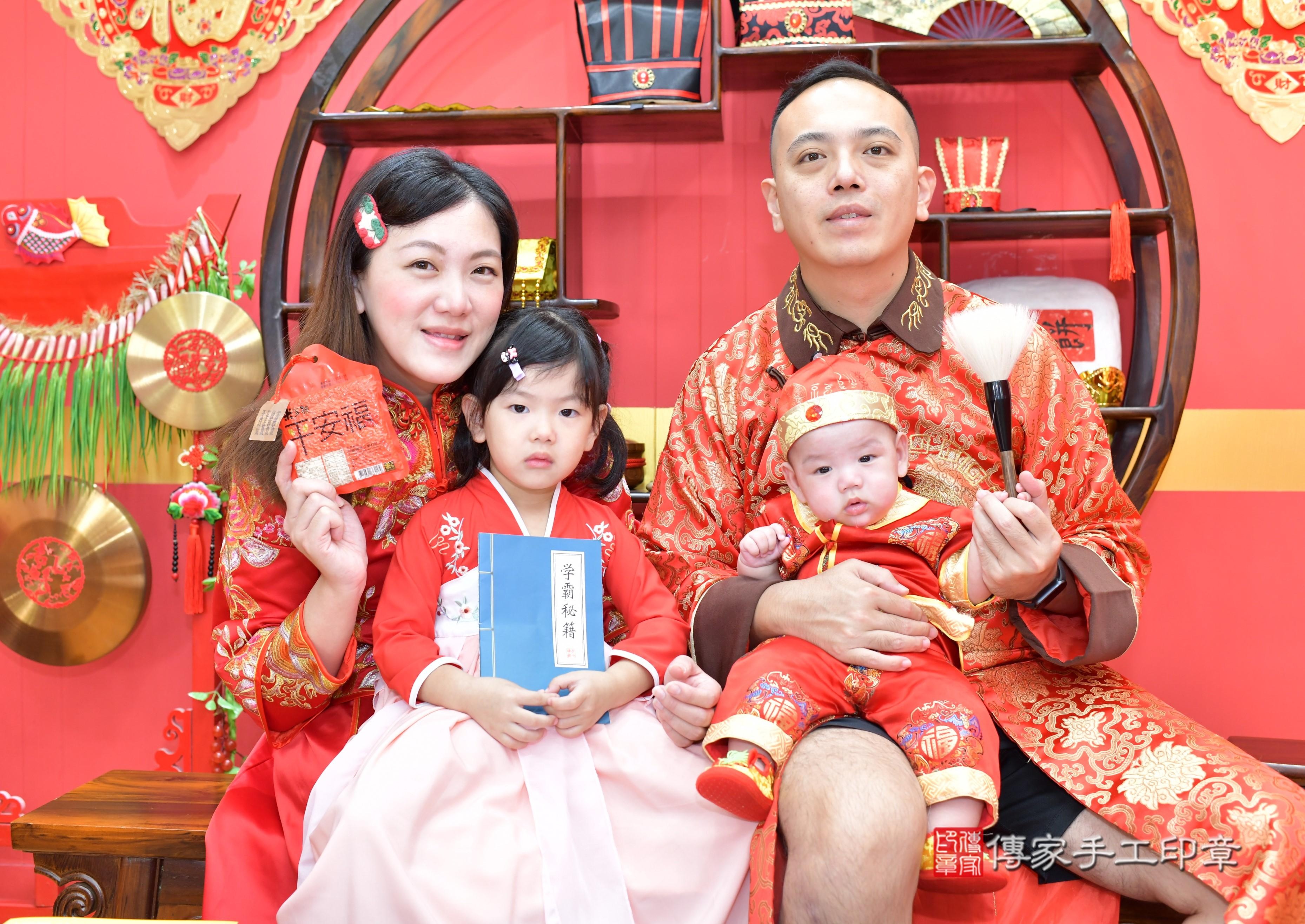 傳家手工印章桃園店、抓周、度脺、美式風會場、傳家嬰兒古禮、吉祥話、抓周道具物品24種、拍照。抓周證書。寶寶抓周、滿周歲、生日快樂、祝福
