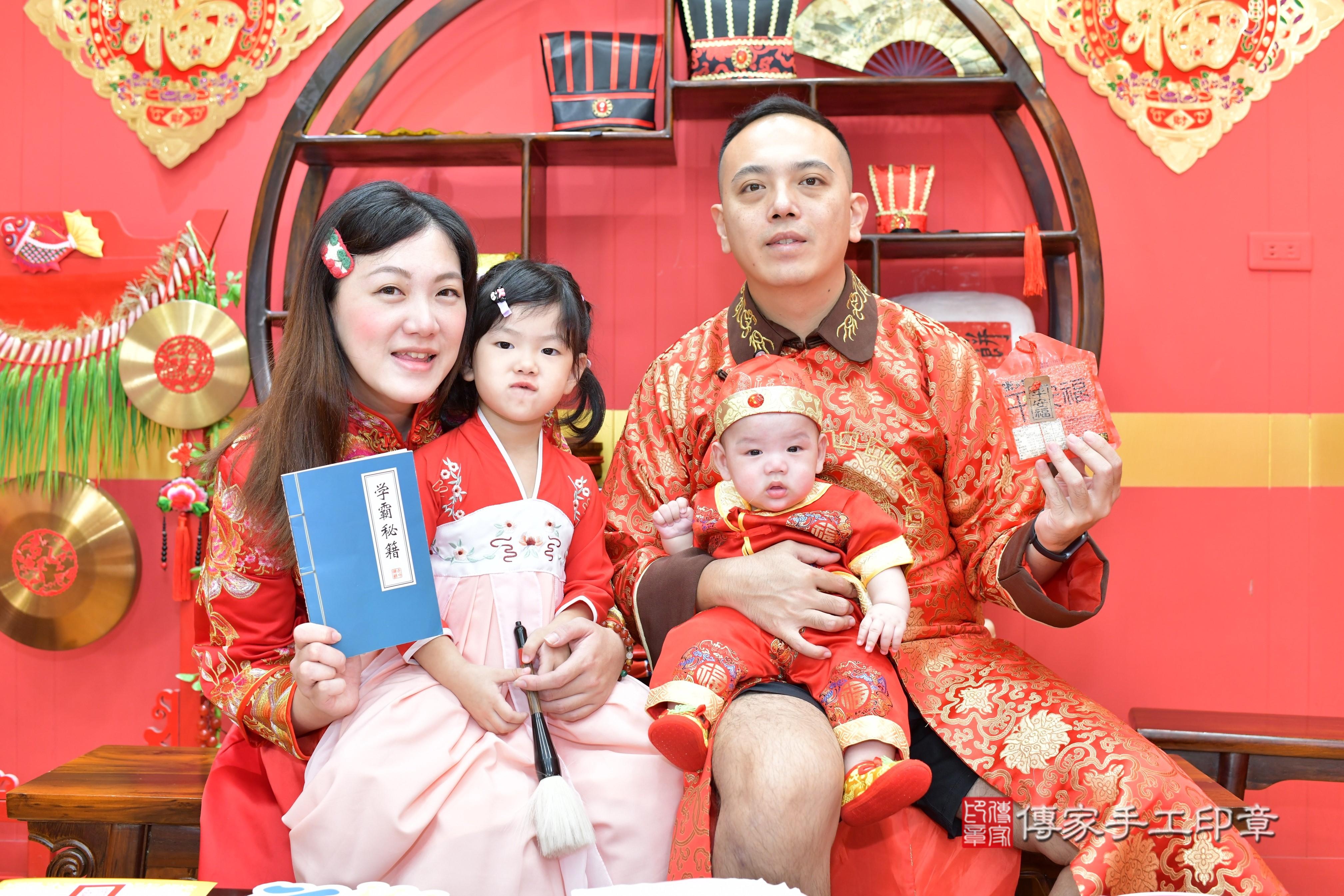 傳家手工印章桃園店、抓周、度脺、美式風會場、傳家嬰兒古禮、吉祥話、抓周道具物品24種、拍照。抓周證書。寶寶抓周、滿周歲、生日快樂、祝福