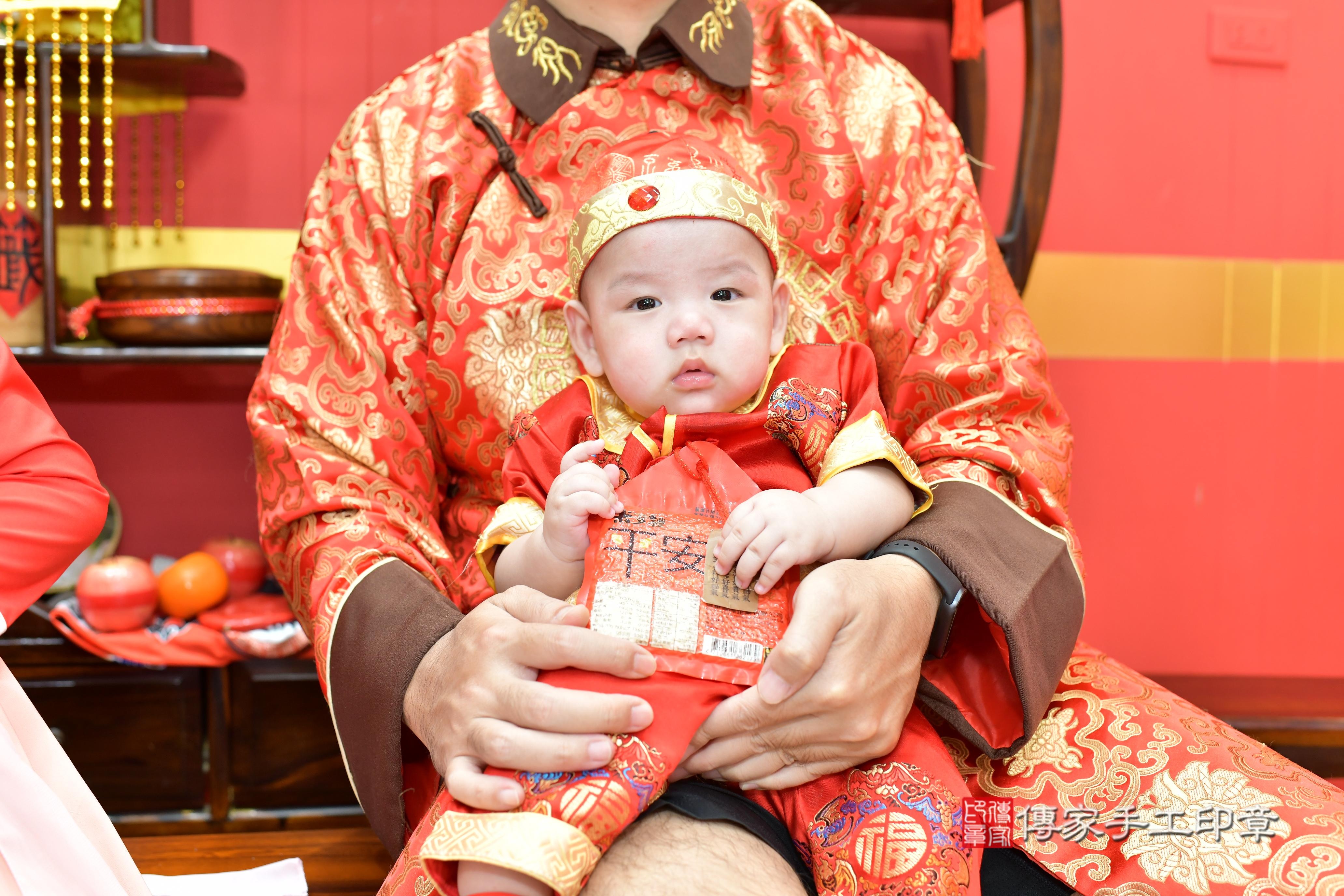 傳家手工印章桃園店、抓周、度脺、美式風會場、傳家嬰兒古禮、吉祥話、抓周道具物品24種、拍照。抓周證書。寶寶抓周、滿周歲、生日快樂、祝福