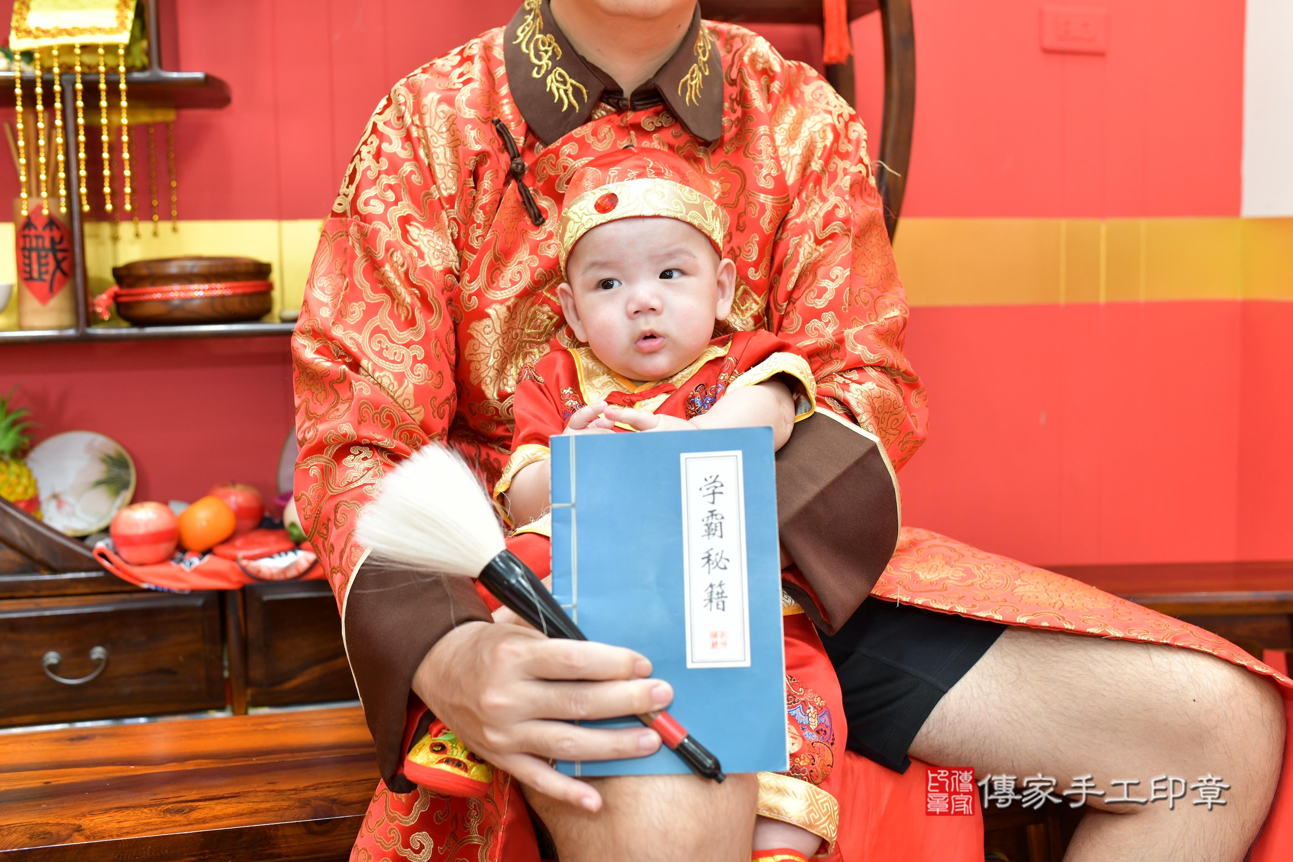傳家手工印章桃園店、抓周、度脺、美式風會場、傳家嬰兒古禮、吉祥話、抓周道具物品24種、拍照。抓周證書。寶寶抓周、滿周歲、生日快樂、祝福