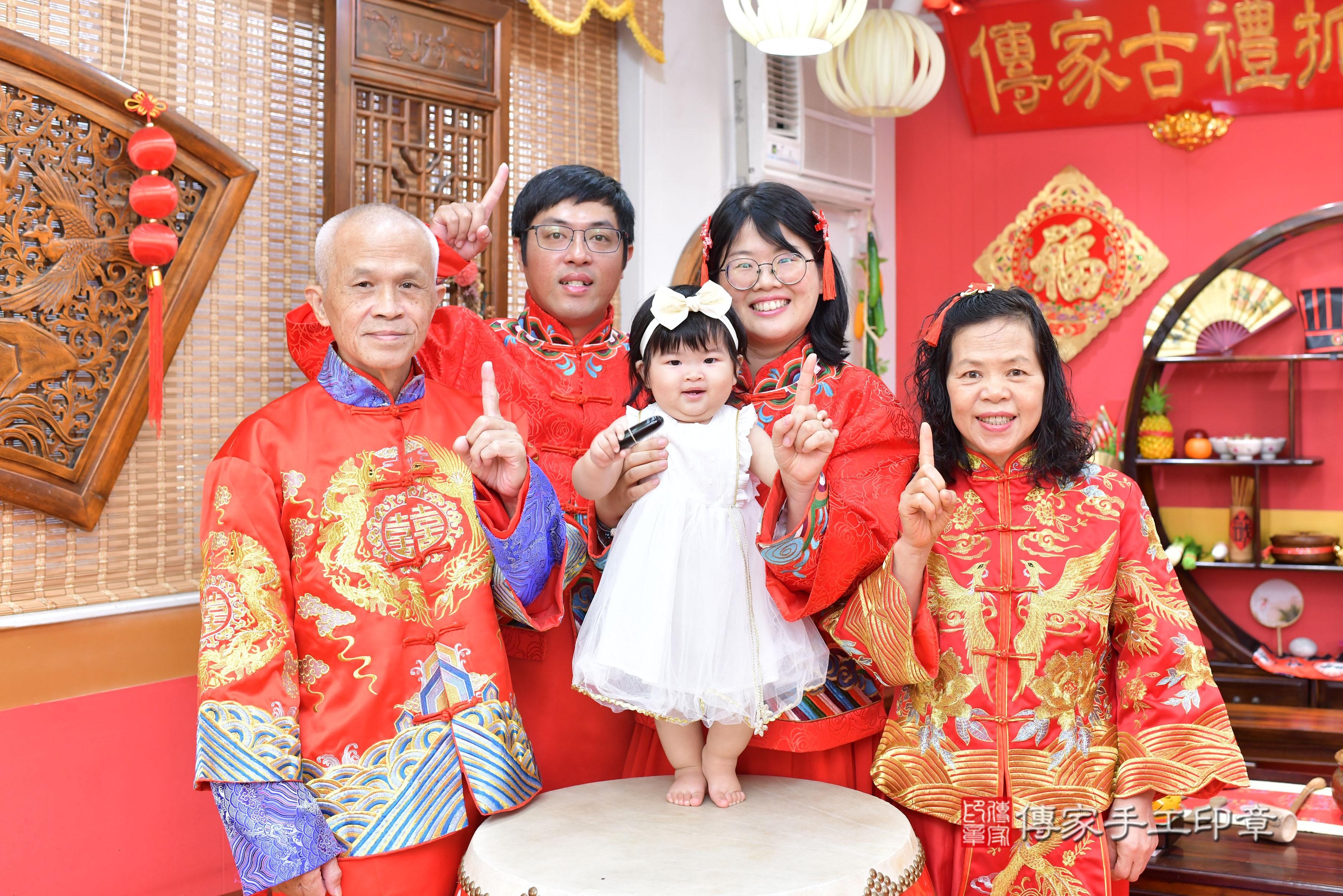 傳家手工印章桃園店、抓周、度脺、美式風會場、傳家嬰兒古禮、吉祥話、抓周道具物品24種、拍照。抓周證書。寶寶抓周、滿周歲、生日快樂、祝福